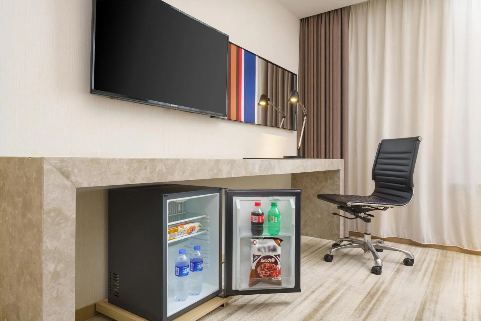 Photo of the whole room, TV/Entertainment Center in Holiday Inn Express Shenyang Tawan, an IHG Hotel