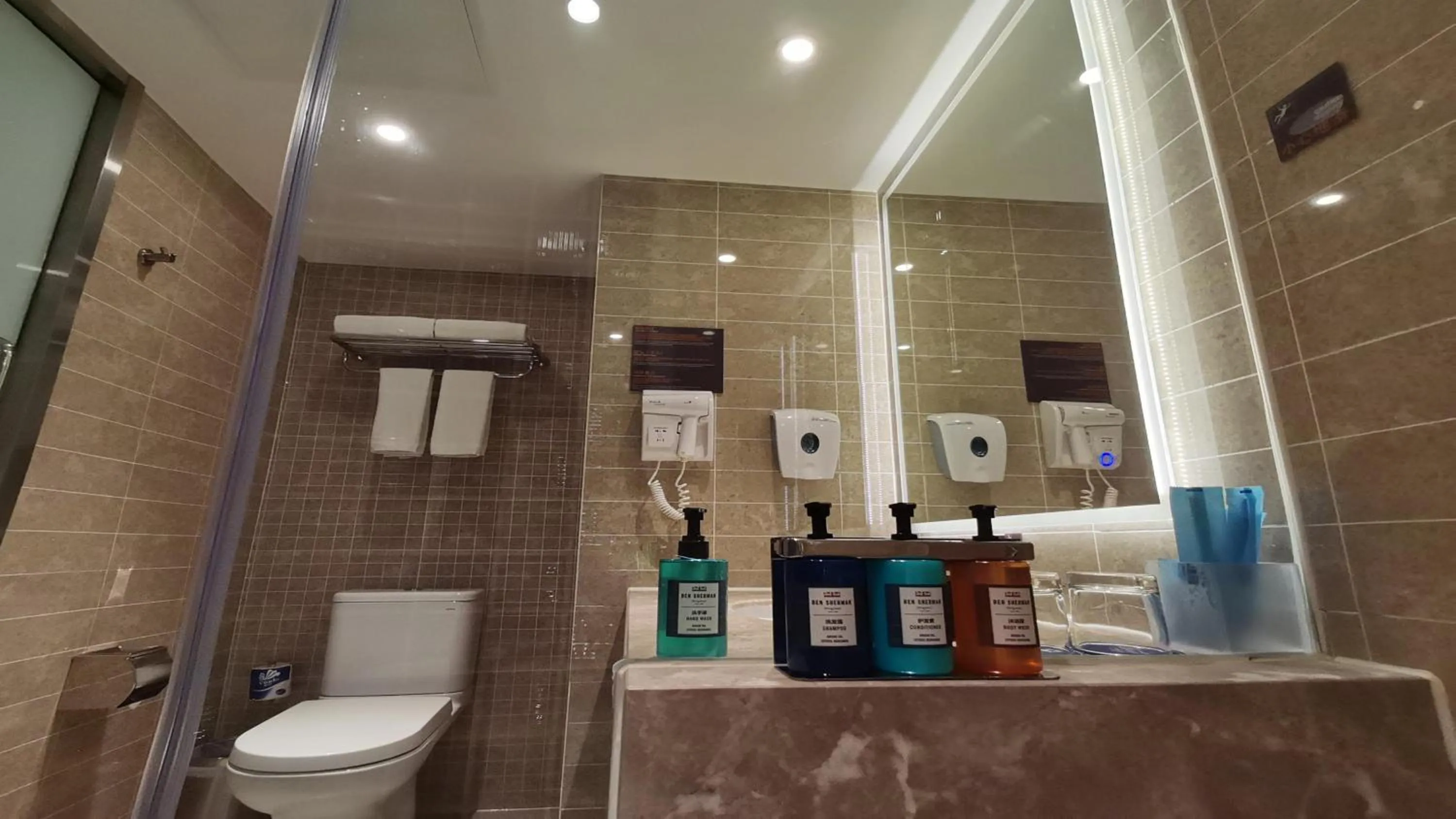 Photo of the whole room, Bathroom in Holiday Inn Express Shenyang Tawan, an IHG Hotel