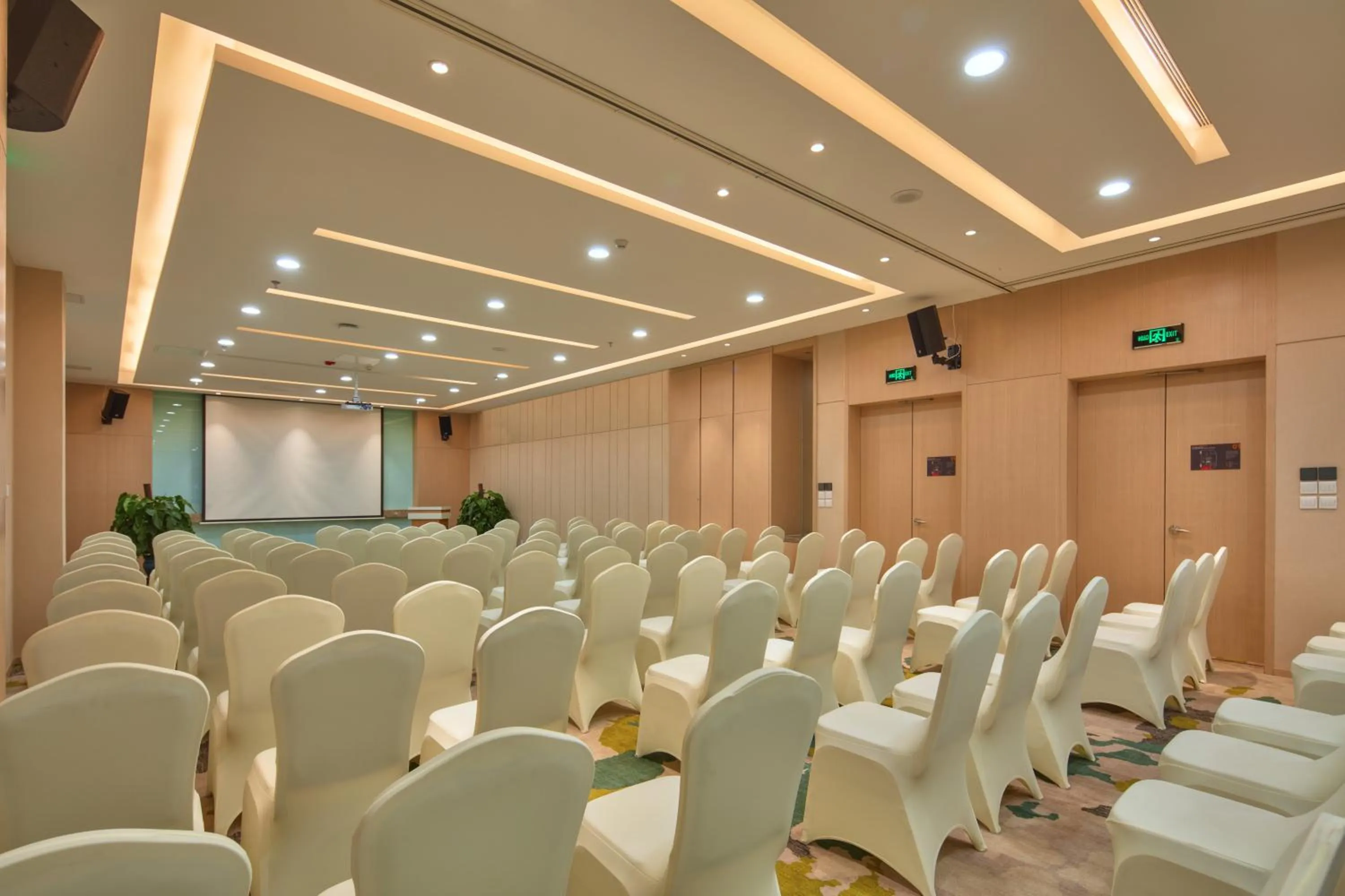 Meeting/conference room in Holiday Inn Express Shenyang Tawan, an IHG Hotel