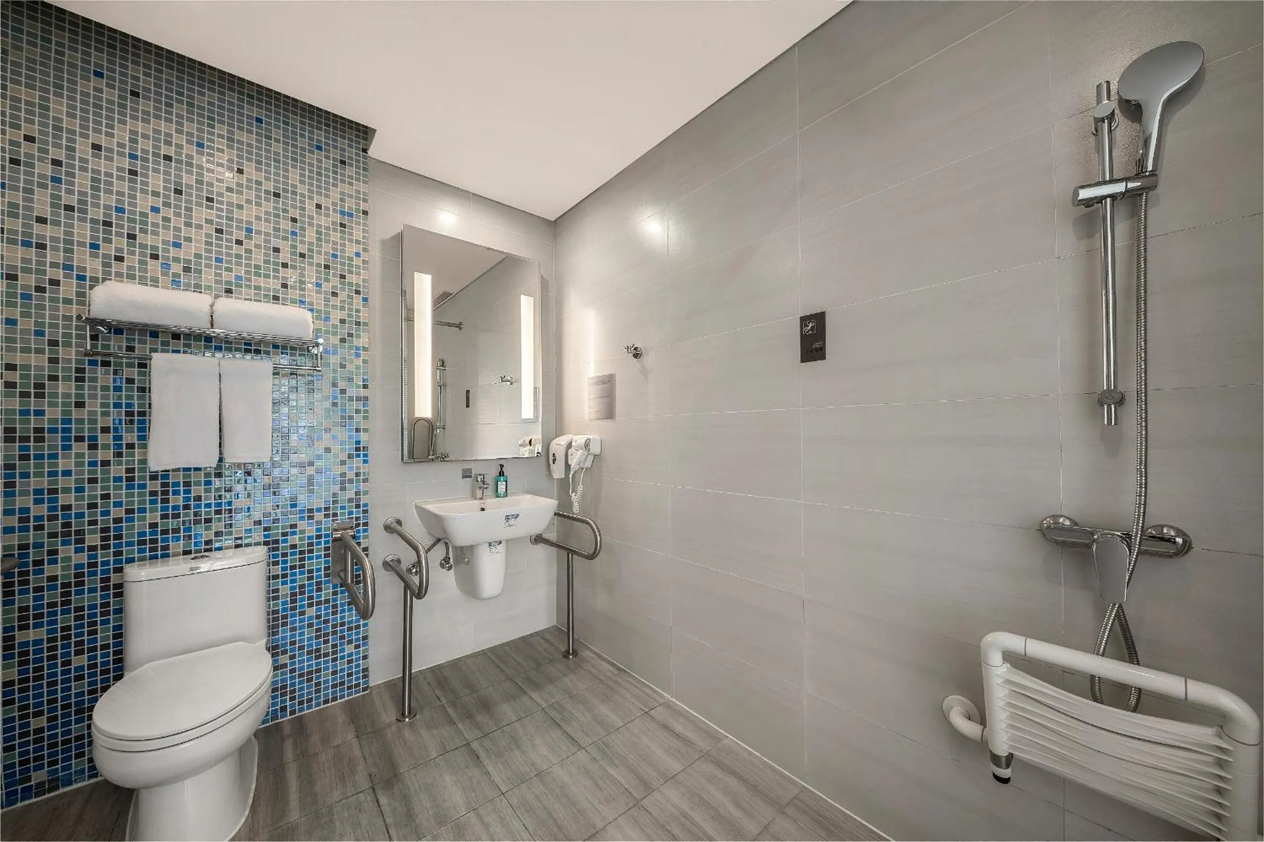 Toilet in Holiday Inn Express Emei Mountain, an IHG Hotel