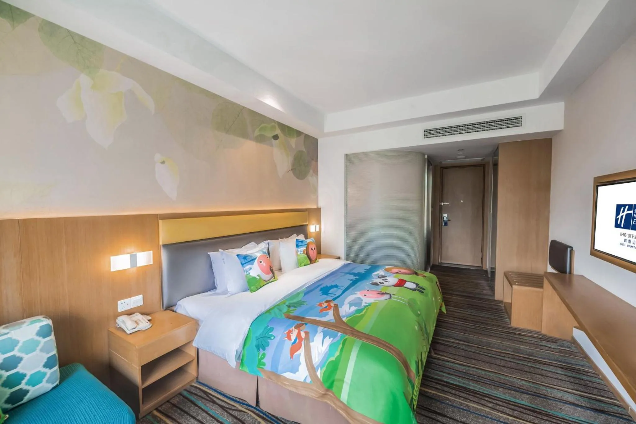 Photo of the whole room in Holiday Inn Express Emei Mountain, an IHG Hotel