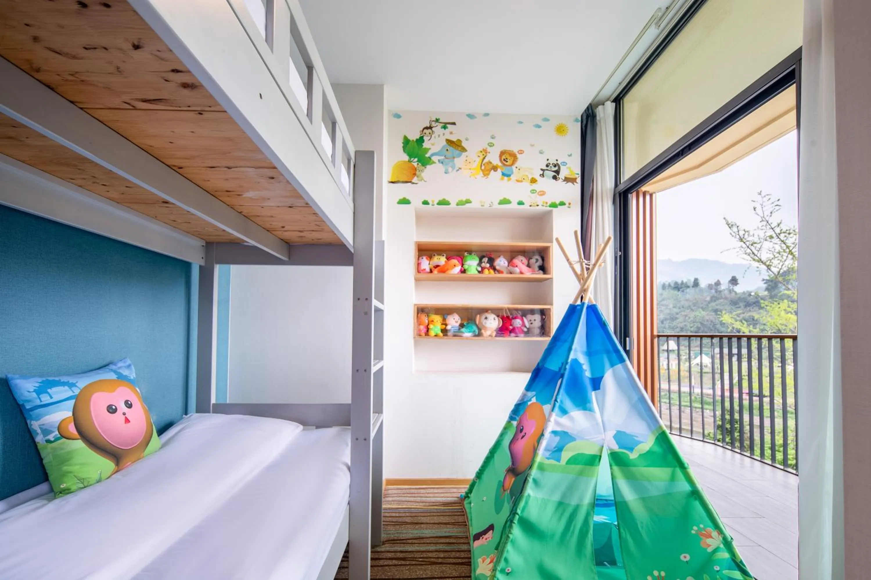 Photo of the whole room in Holiday Inn Express Emei Mountain, an IHG Hotel