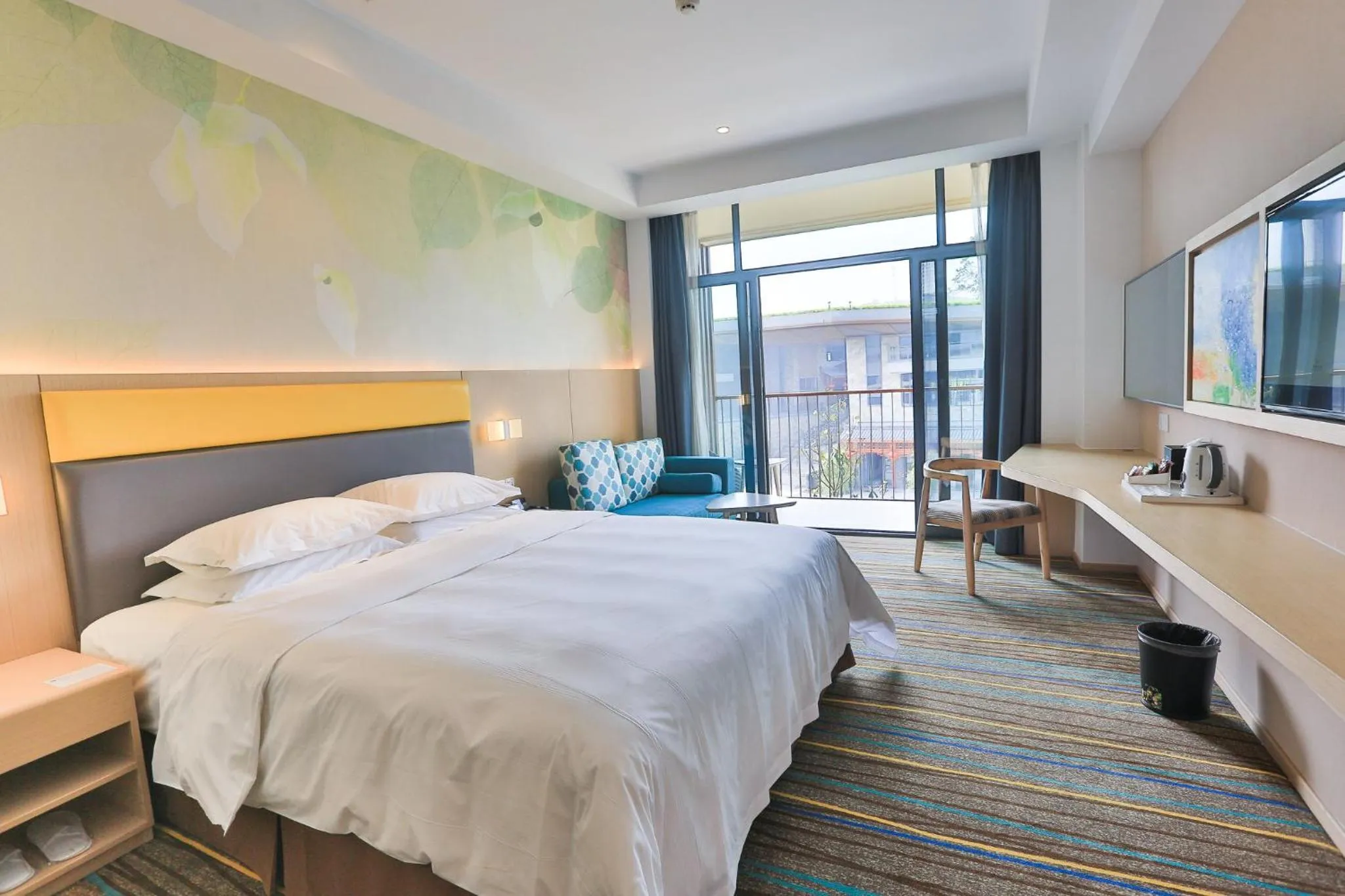 Photo of the whole room in Holiday Inn Express Emei Mountain, an IHG Hotel