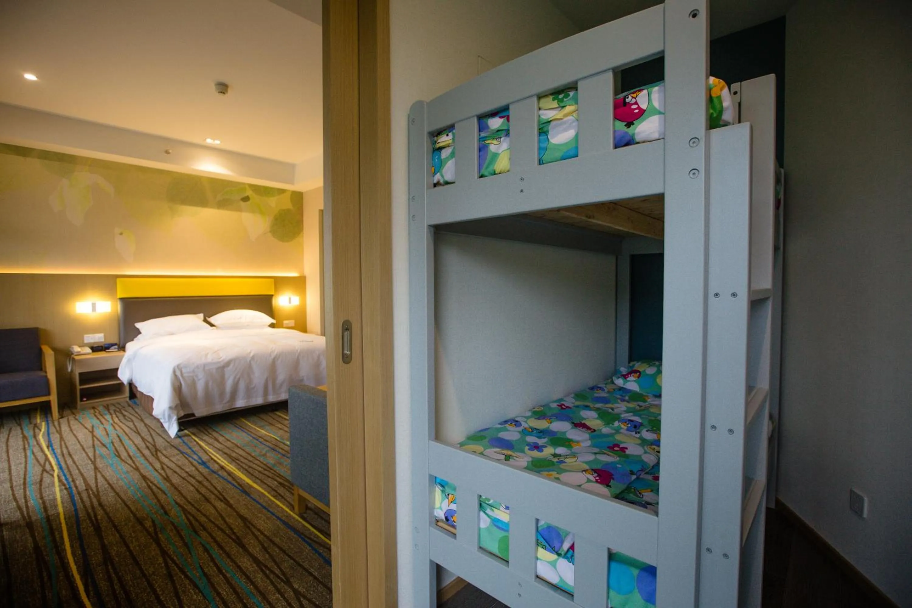 bunk bed in Holiday Inn Express Emei Mountain, an IHG Hotel