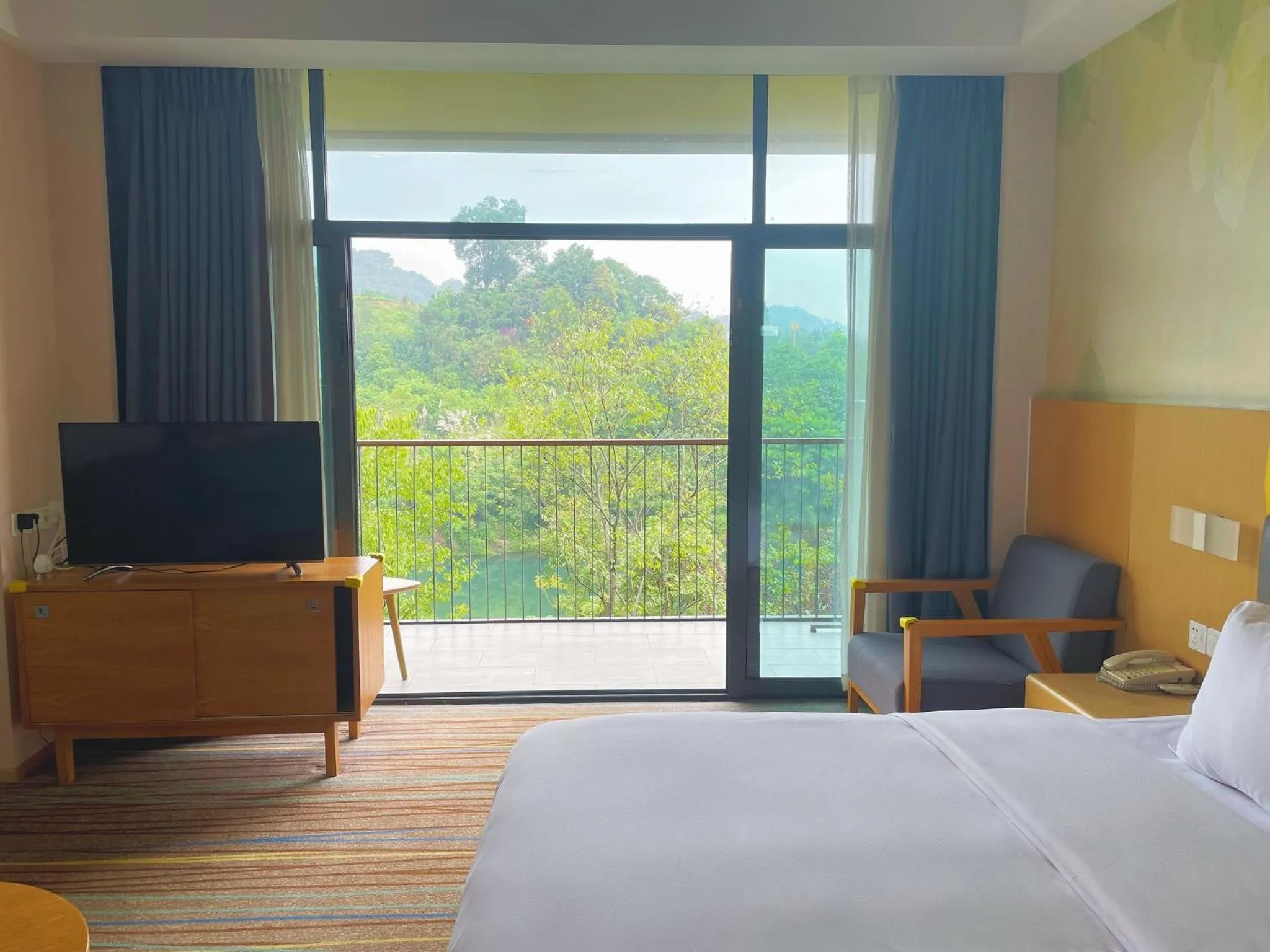 Photo of the whole room in Holiday Inn Express Emei Mountain, an IHG Hotel