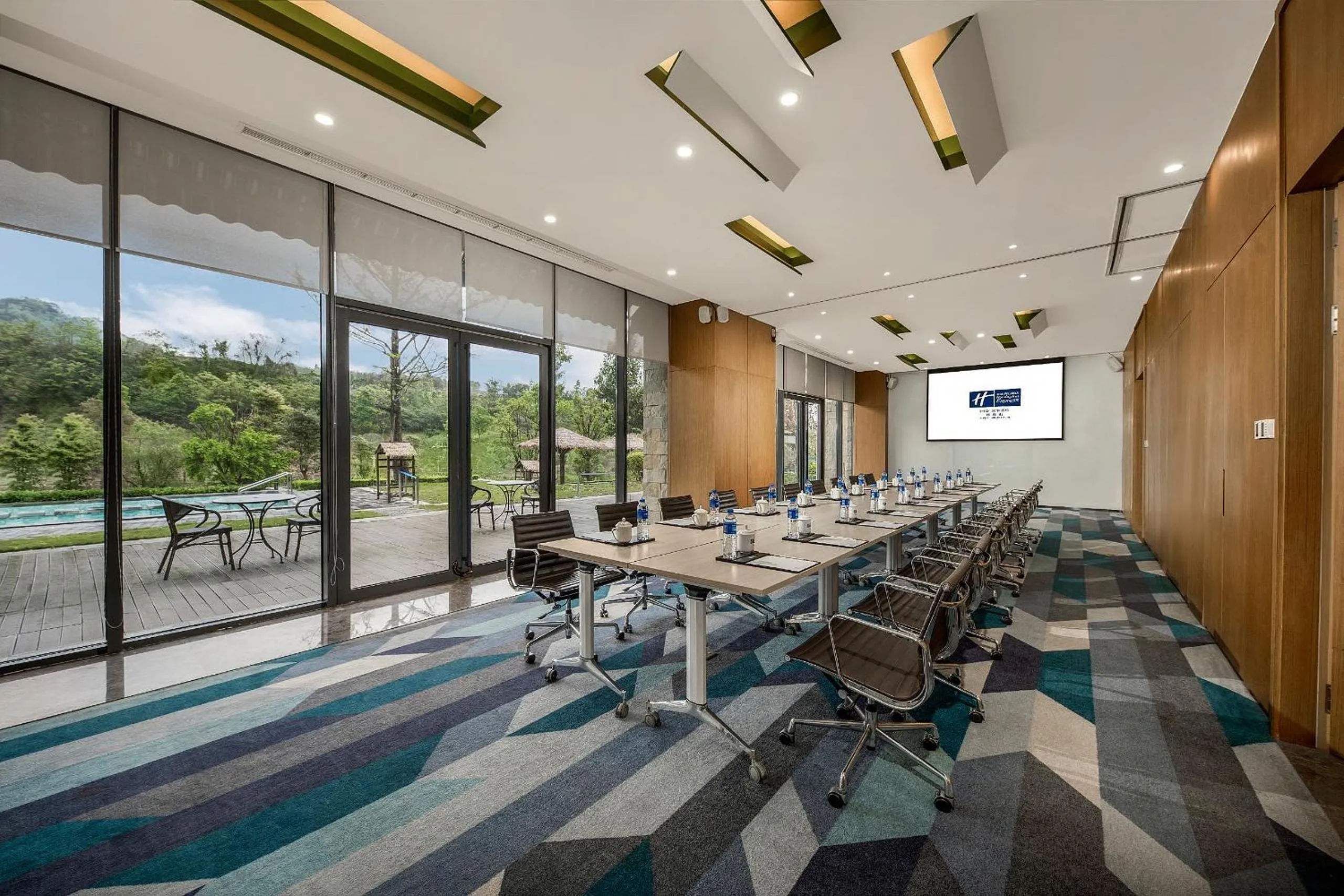 Meeting/conference room in Holiday Inn Express Emei Mountain, an IHG Hotel