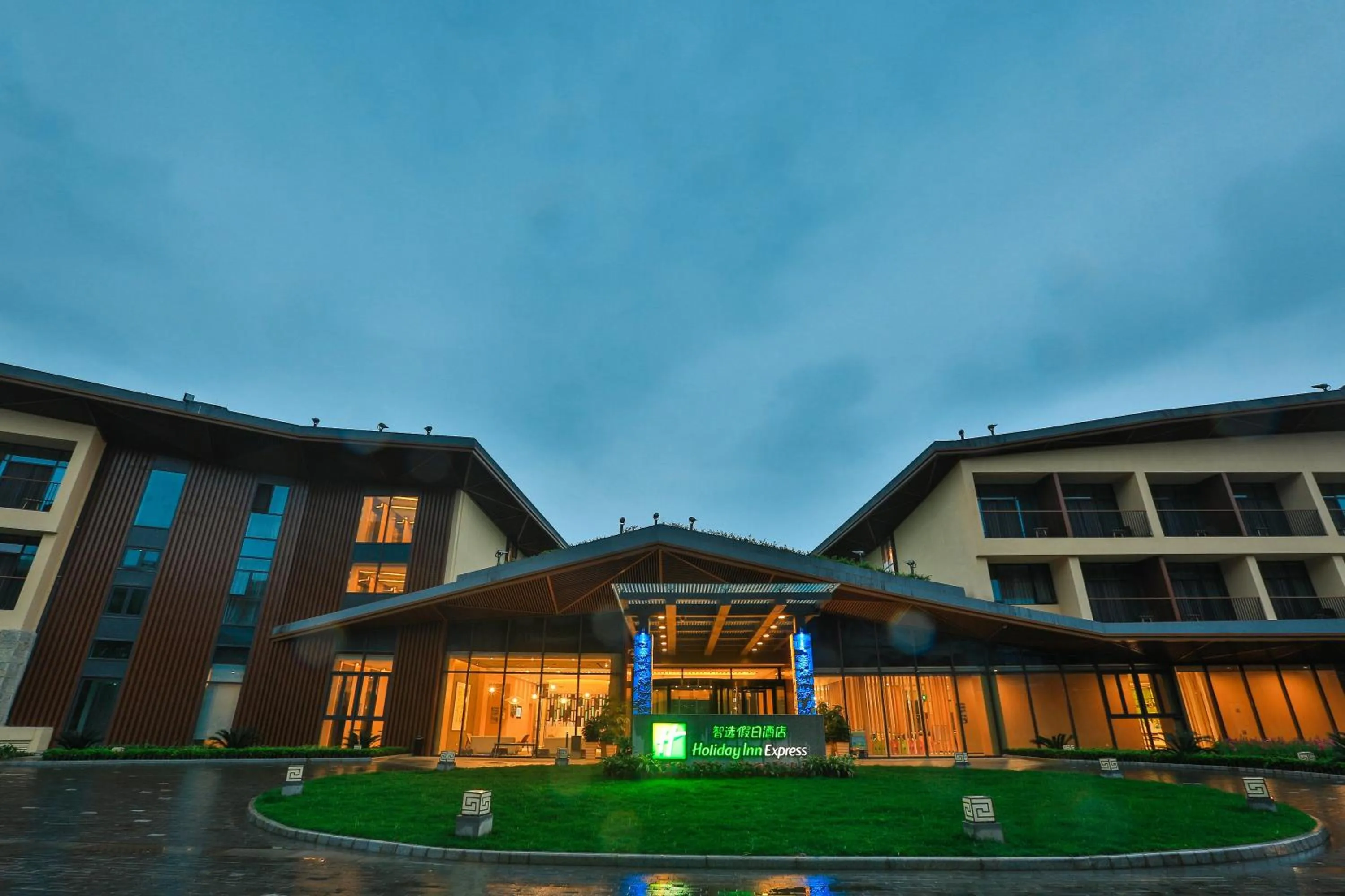 Property building in Holiday Inn Express Emei Mountain, an IHG Hotel