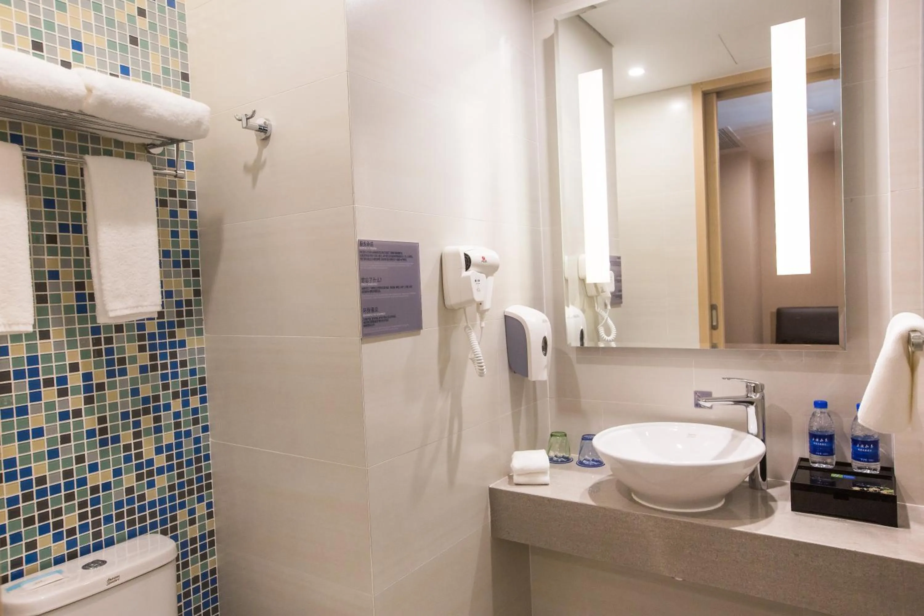 Photo of the whole room in Holiday Inn Express Emei Mountain, an IHG Hotel