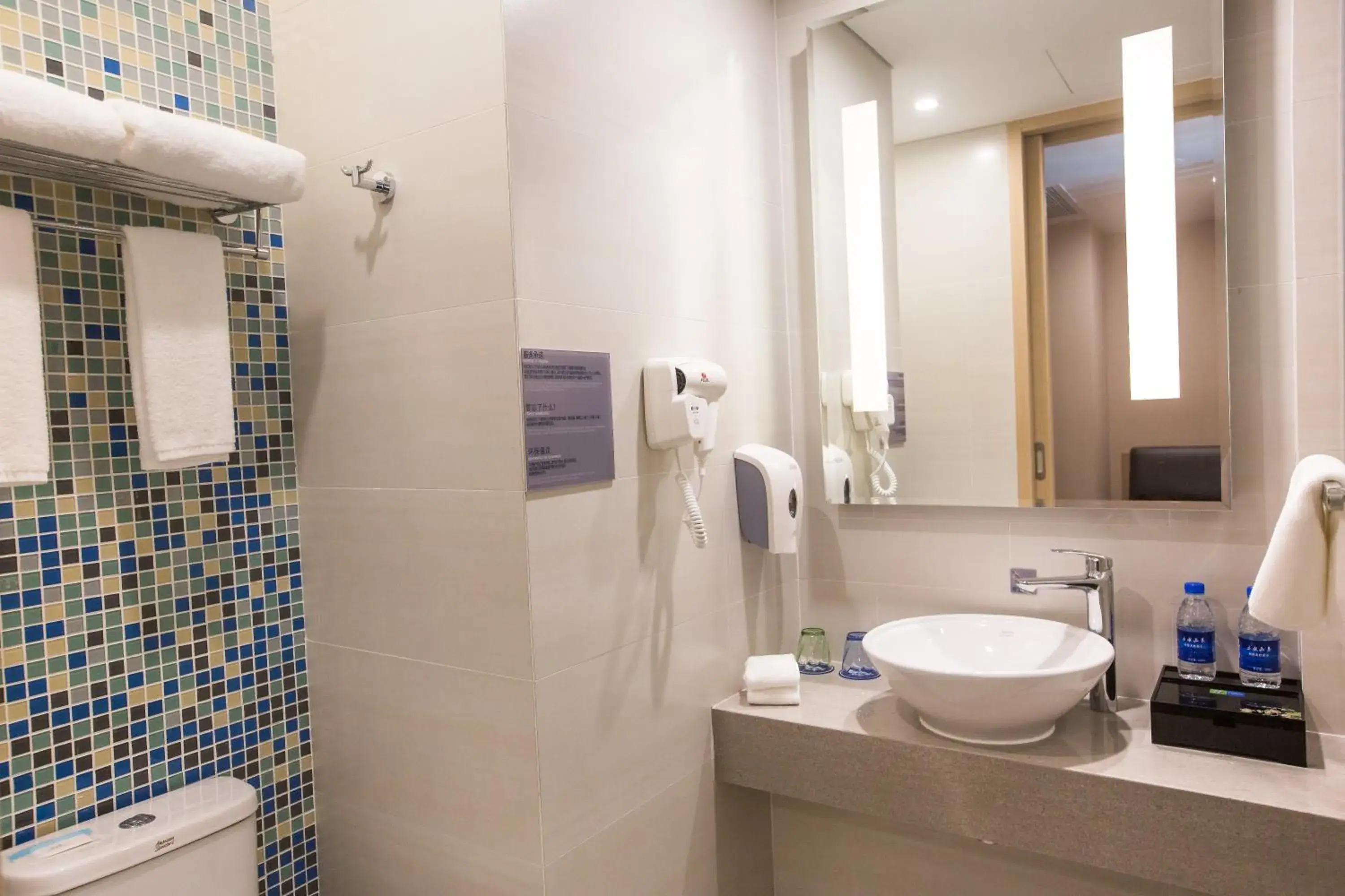 Standard King Room in Holiday Inn Express Emei Mountain, an IHG Hotel Standard King Room in Holiday Inn Express Emei Mountain, an IHG Hotel