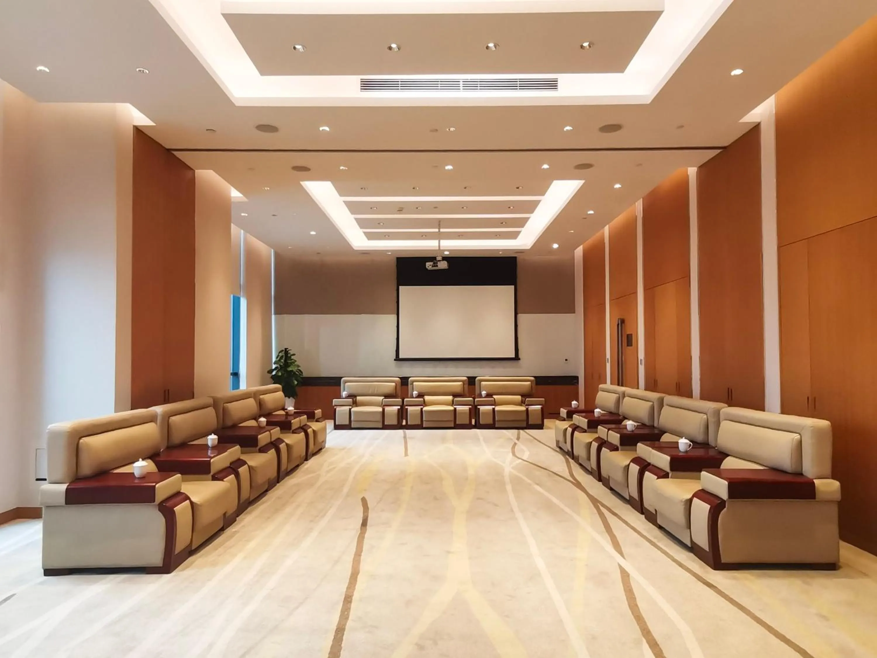 Meeting/conference room in Holiday Inn Chengdu Qinhuang by IHG