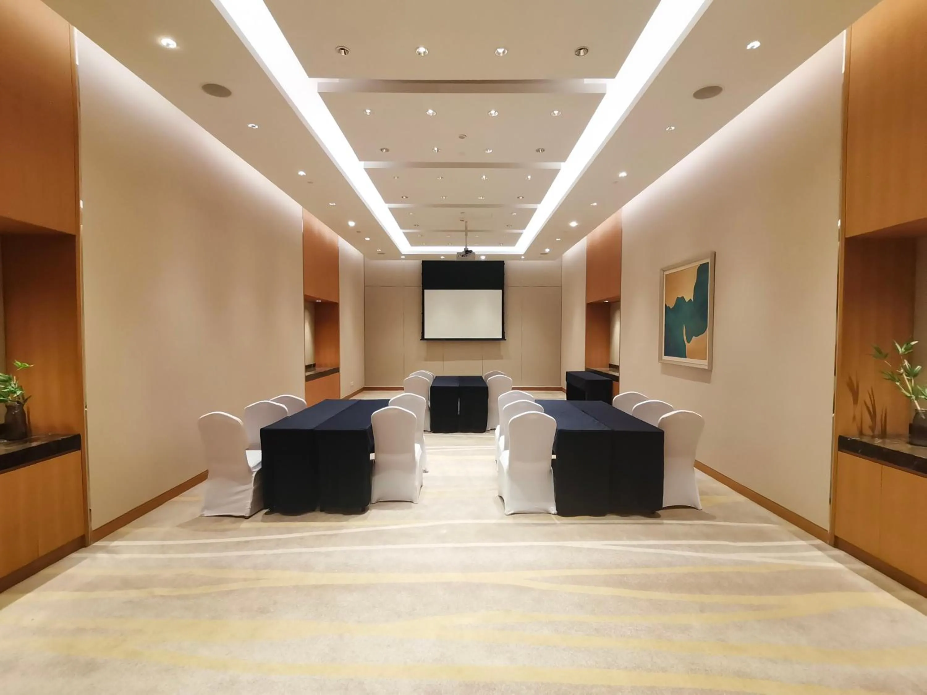 Meeting/conference room in Holiday Inn Chengdu Qinhuang by IHG