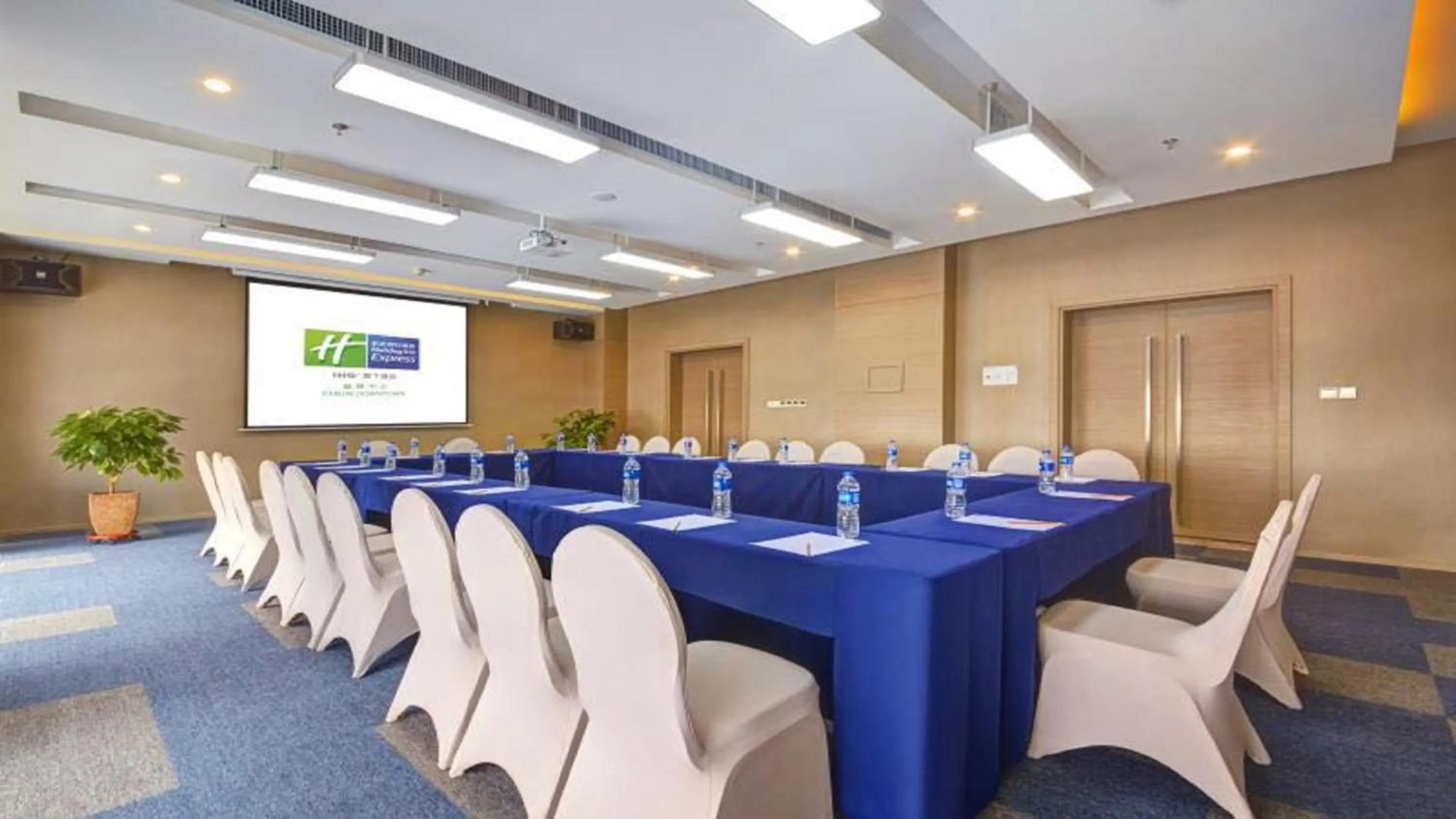 Meeting/conference room in Holiday Inn Express Panjin Downtown by IHG