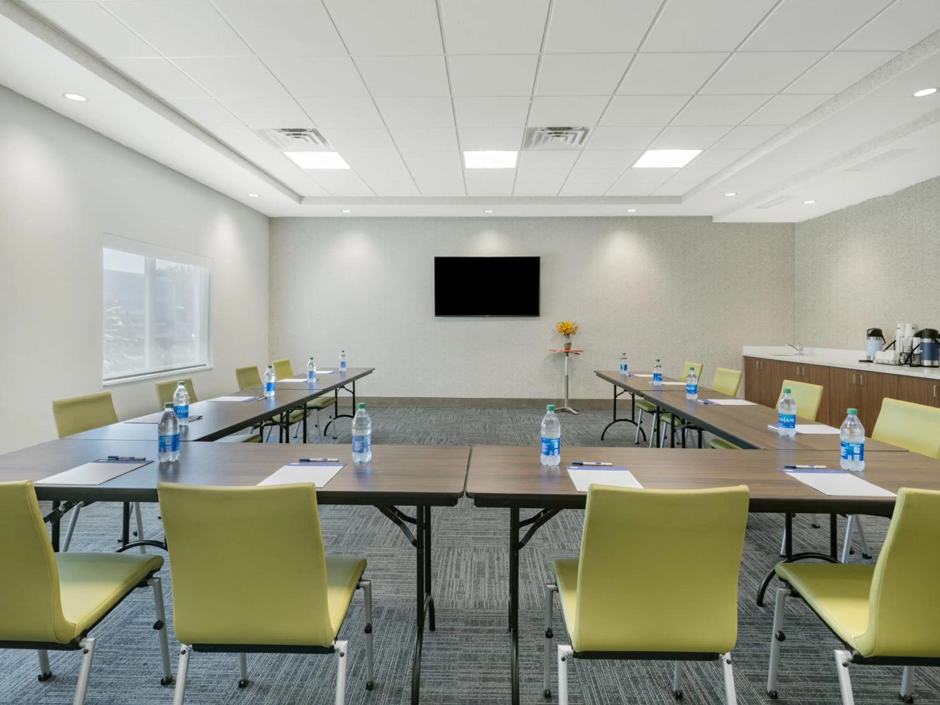 Meeting/conference room in Holiday Inn Express & Suites - St. Petersburg - Madeira Beach by IHG