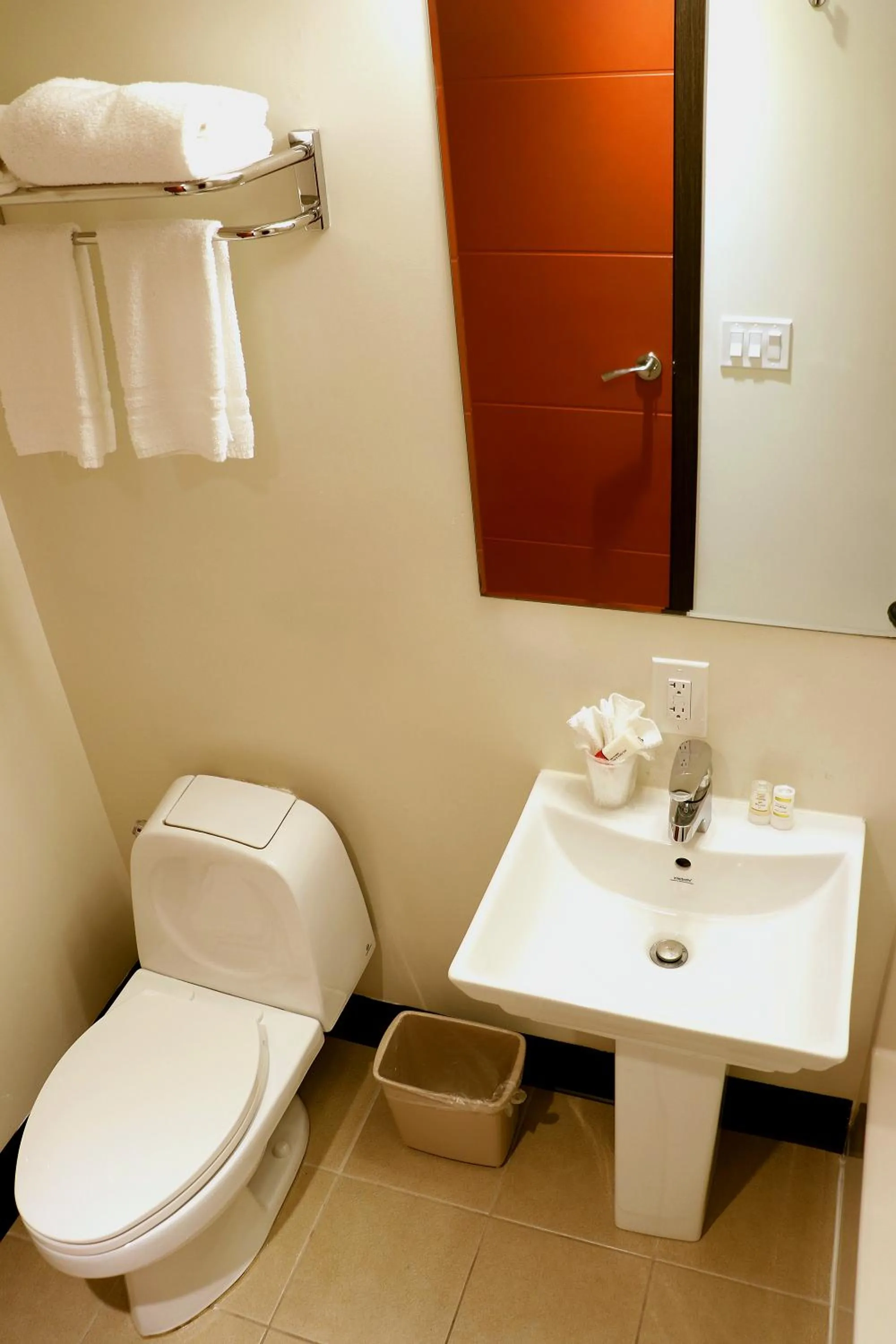 Toilet in Best Lynnwood Inn