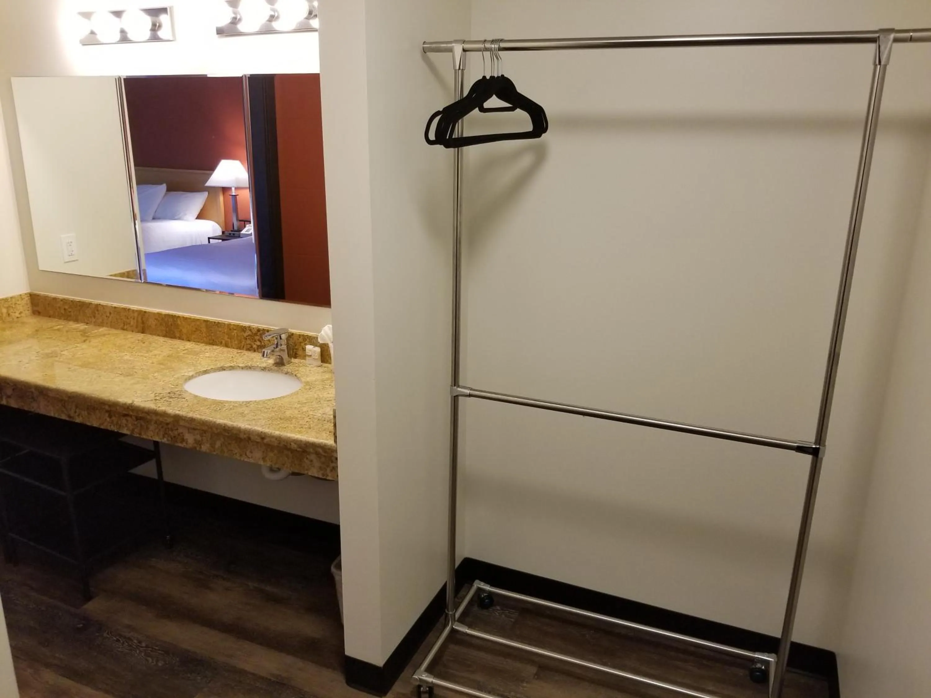 Facade/entrance in Best Lynnwood Inn