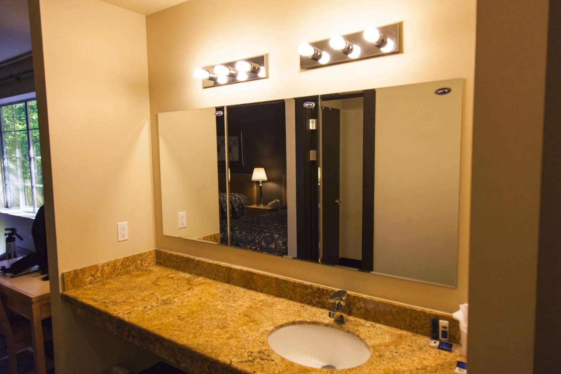 Bathroom in Best Lynnwood Inn