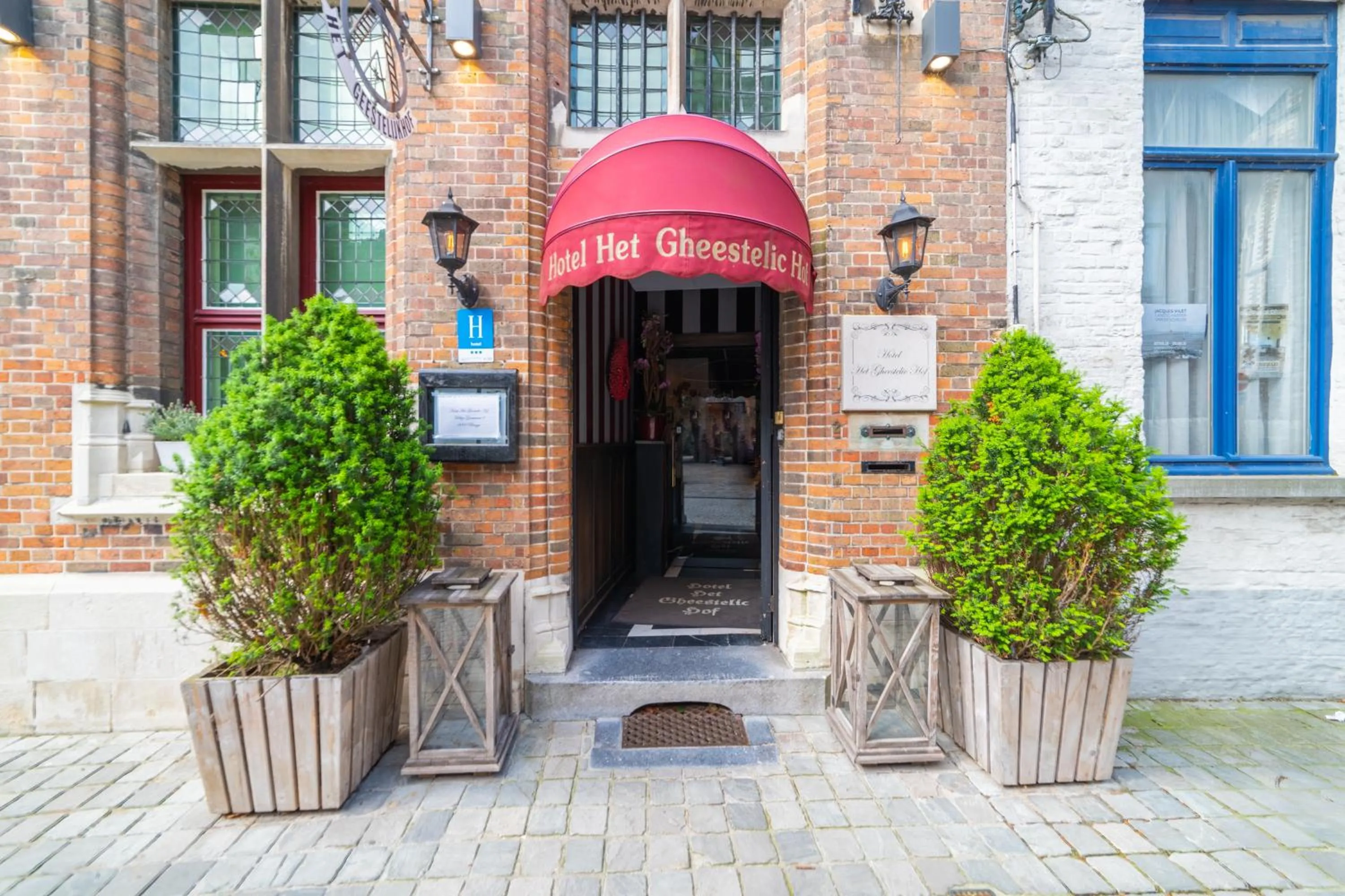 Facade/entrance in Hotel Het Gheestelic Hof by CW Hotel Collection