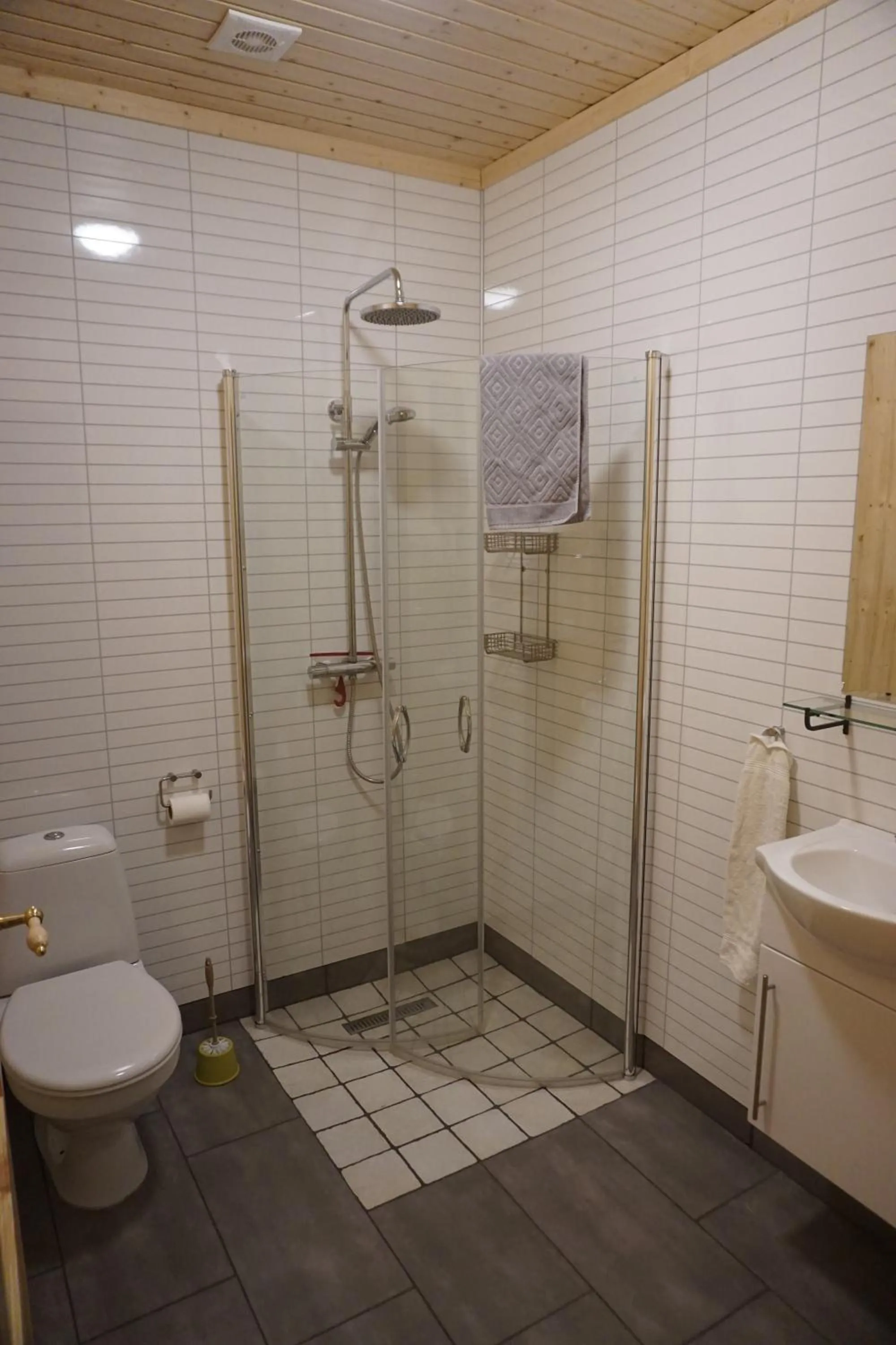 Shower in Middalskot Cottages