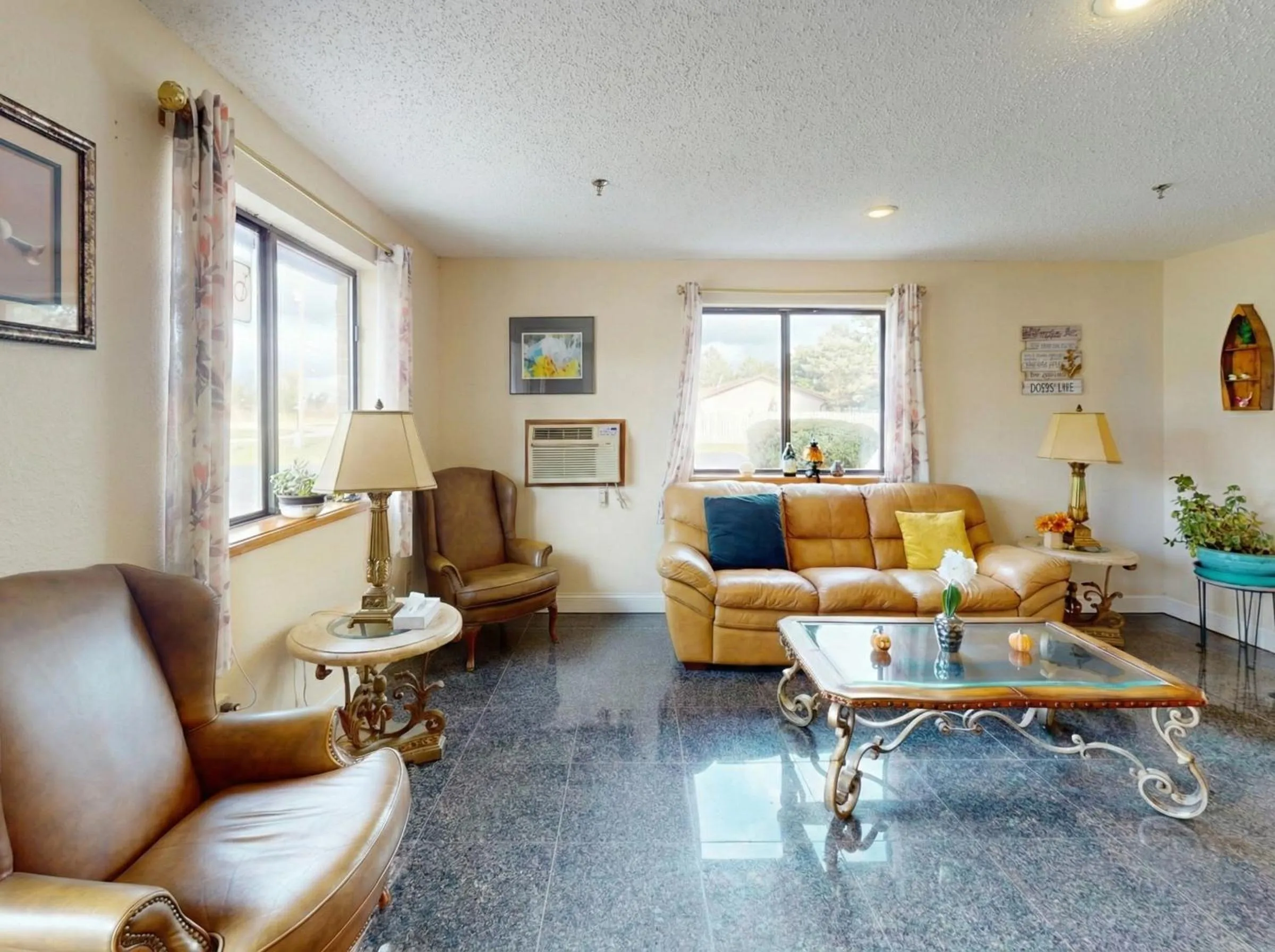 Seating area in Oscoda Lakeside Hotel