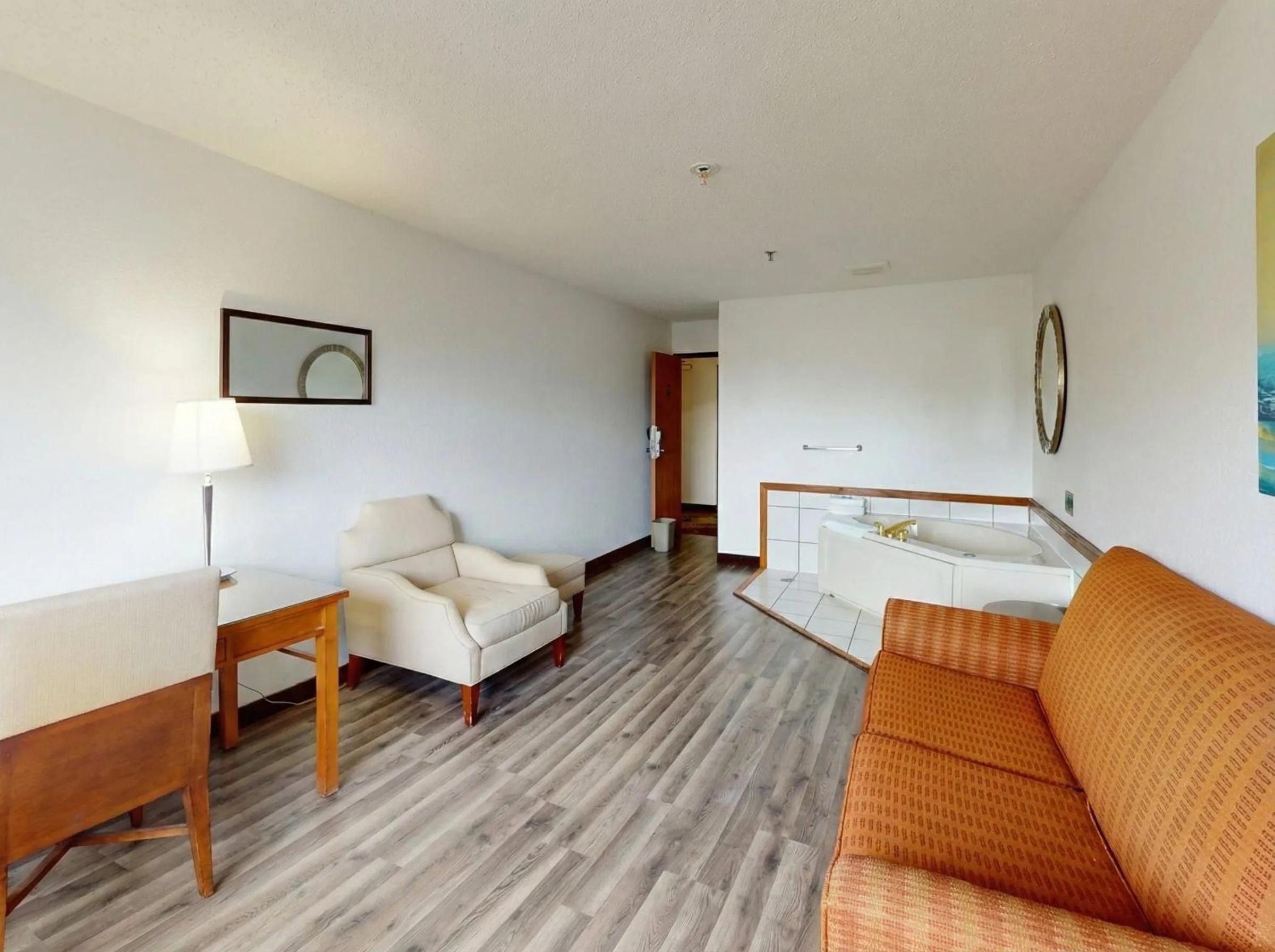 Hot Tub, Bed in Oscoda Lakeside Hotel