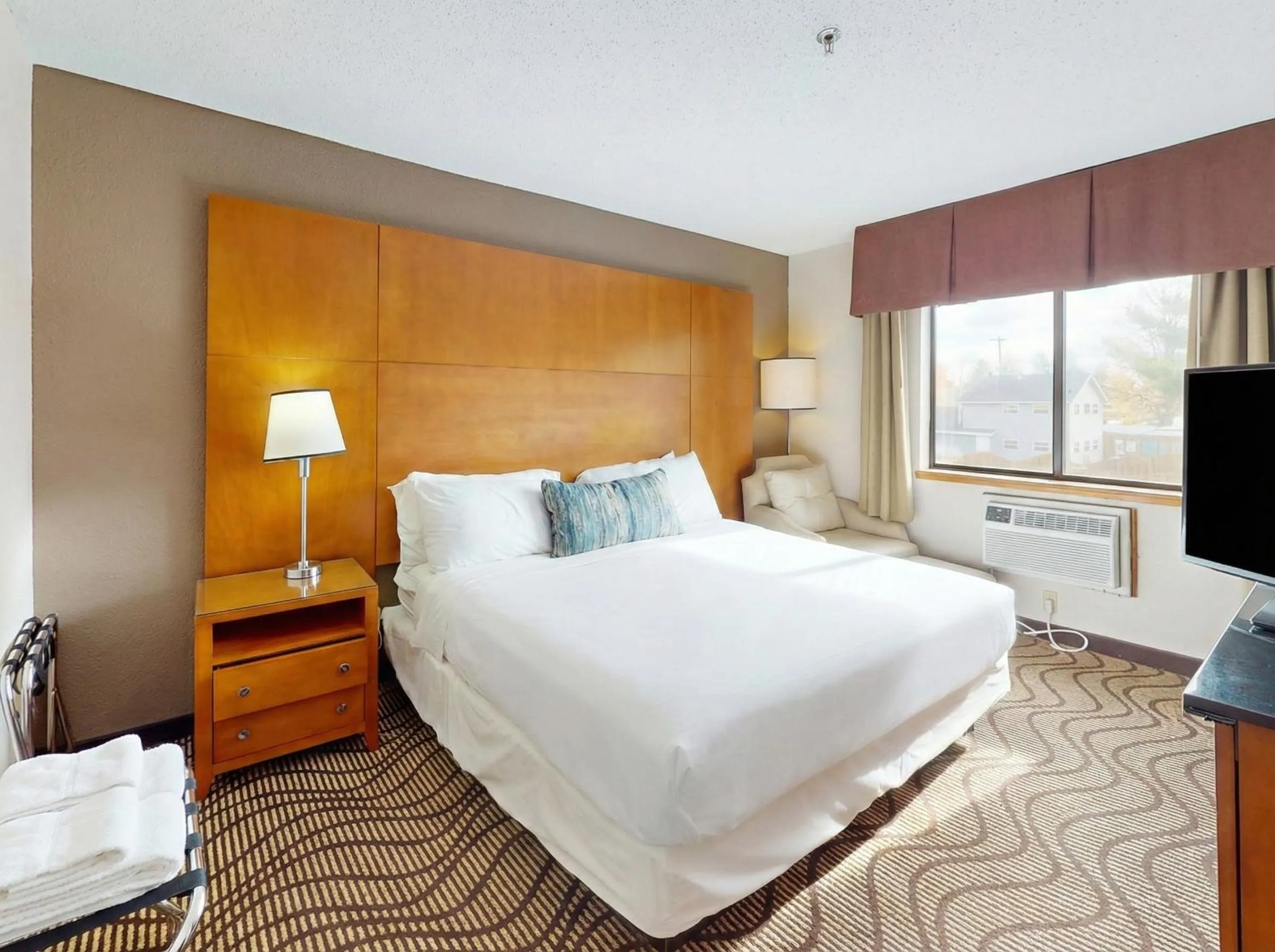 Bed in Oscoda Lakeside Hotel