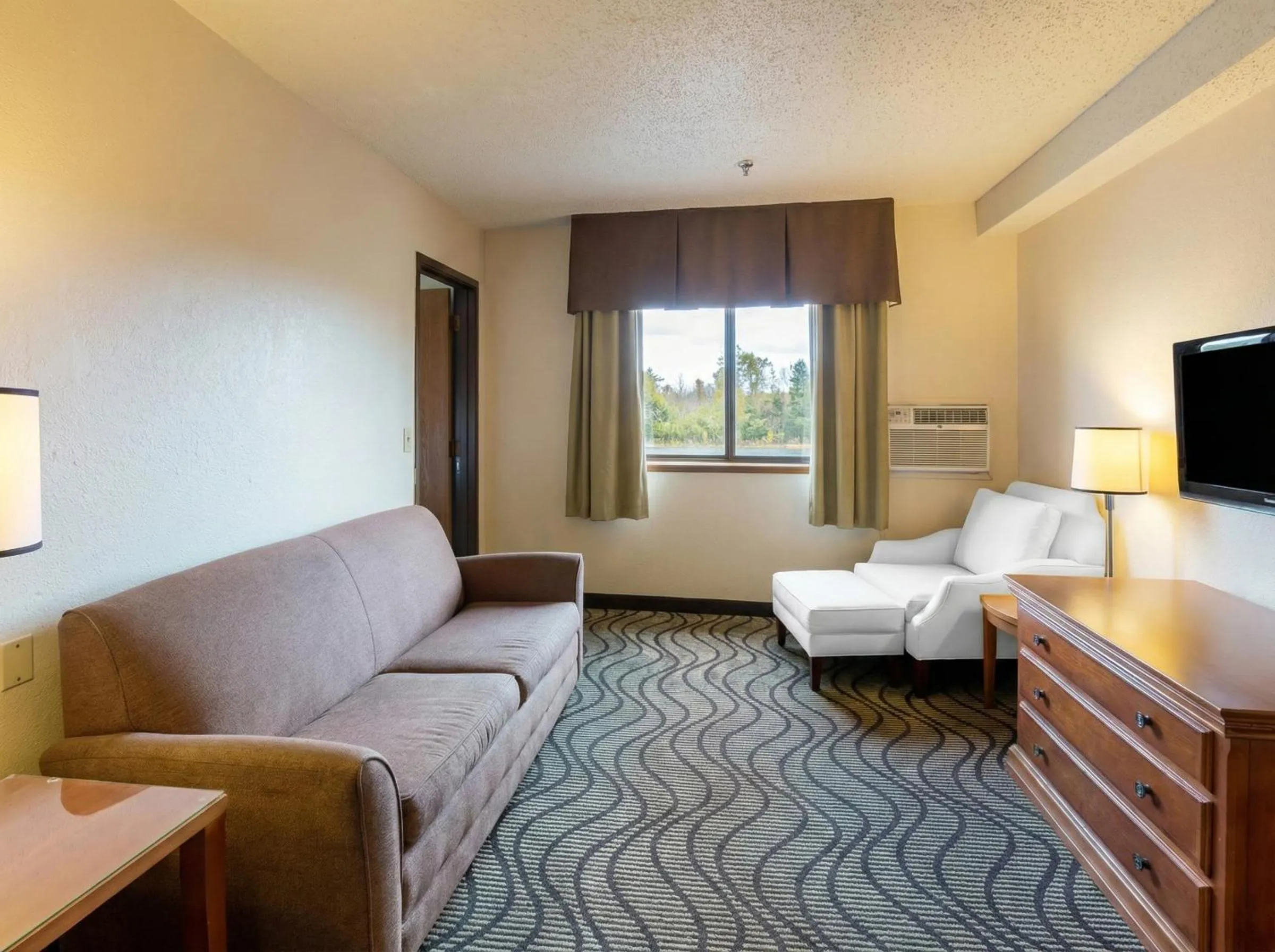 TV and multimedia, Bed in Oscoda Lakeside Hotel