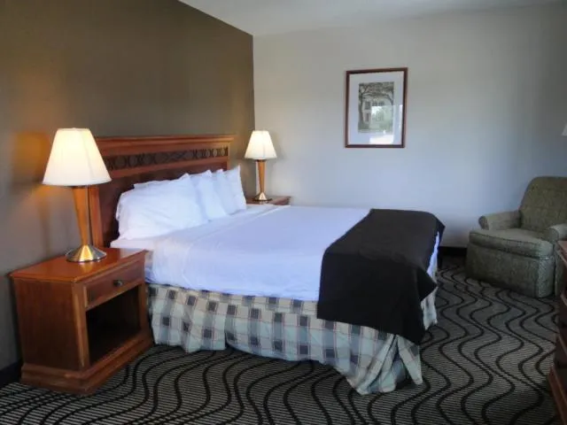 Bedroom, Bed in Oscoda Lakeside Hotel