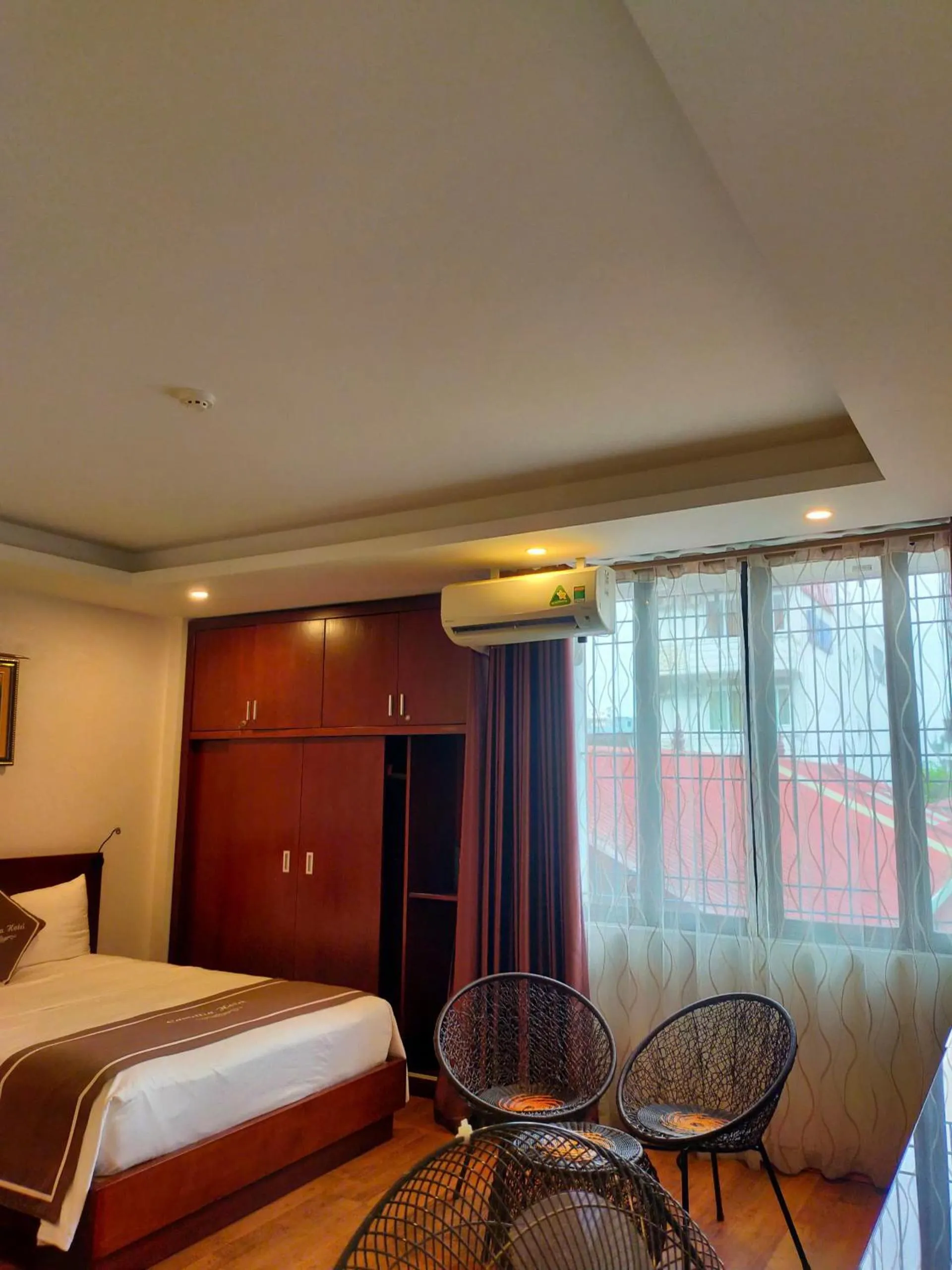 wardrobe, Bed in Camellia Hotel