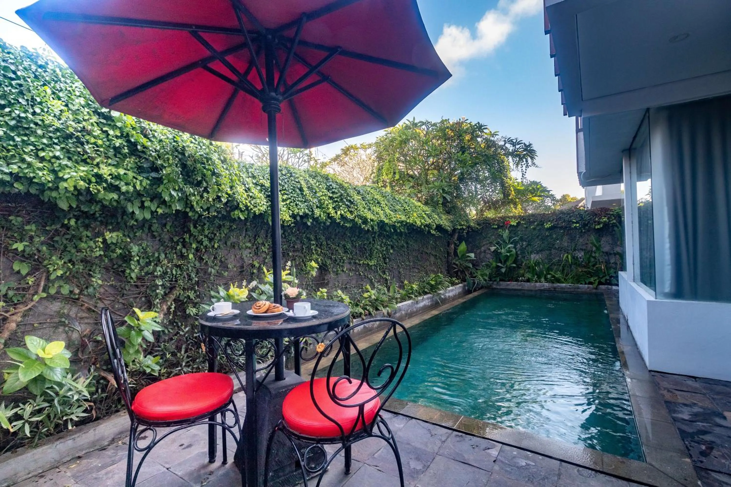 Swimming pool in Sanur Art Villas