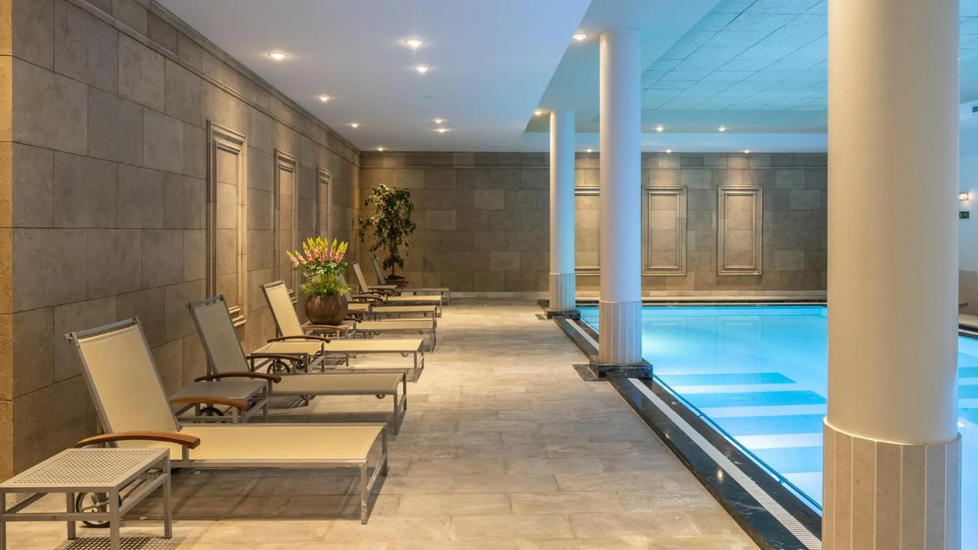 Swimming pool in Hyllit Hotel