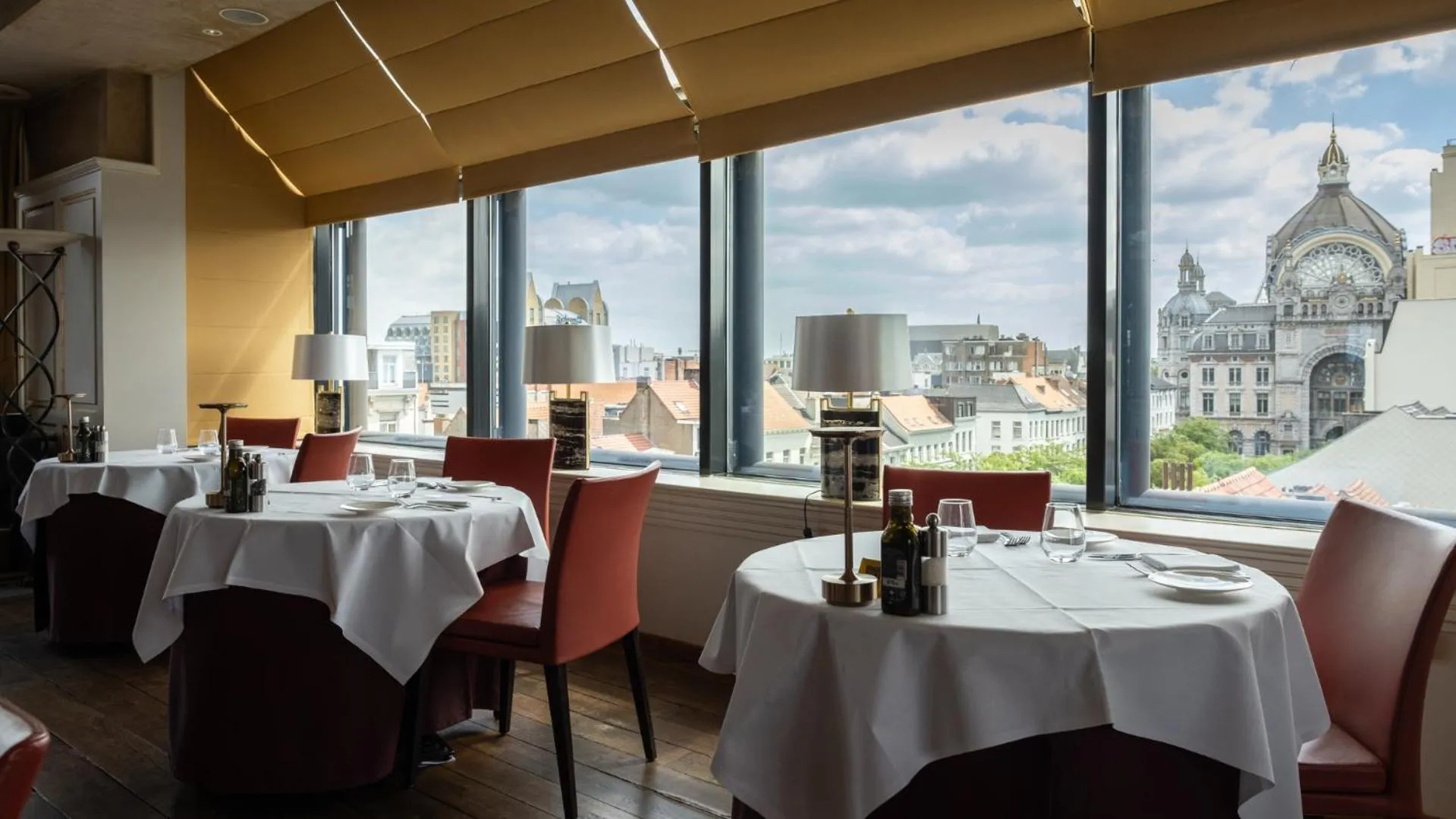 Restaurant/places to eat in Hyllit Hotel