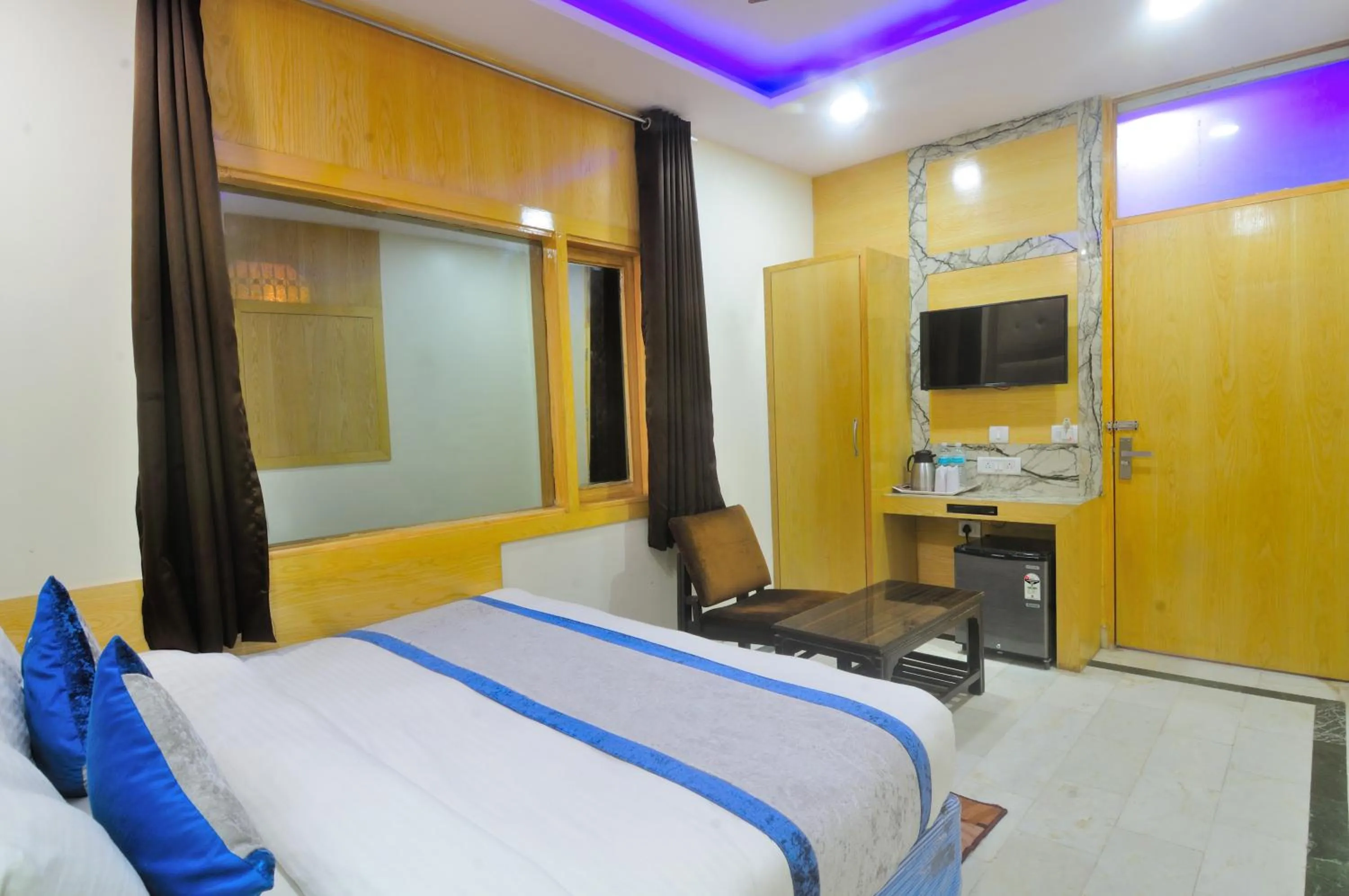 TV and multimedia, Bed in Hotel Karlo Kastle - Paharganj - New Delhi