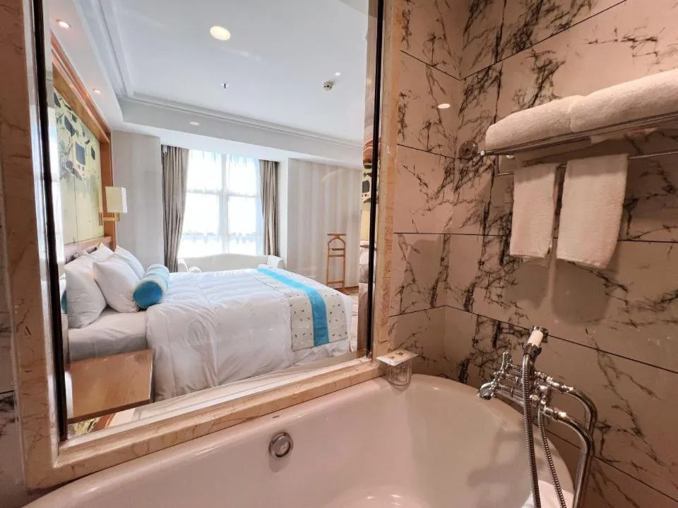 Bed in Menshine Gloria Plaza Hotel