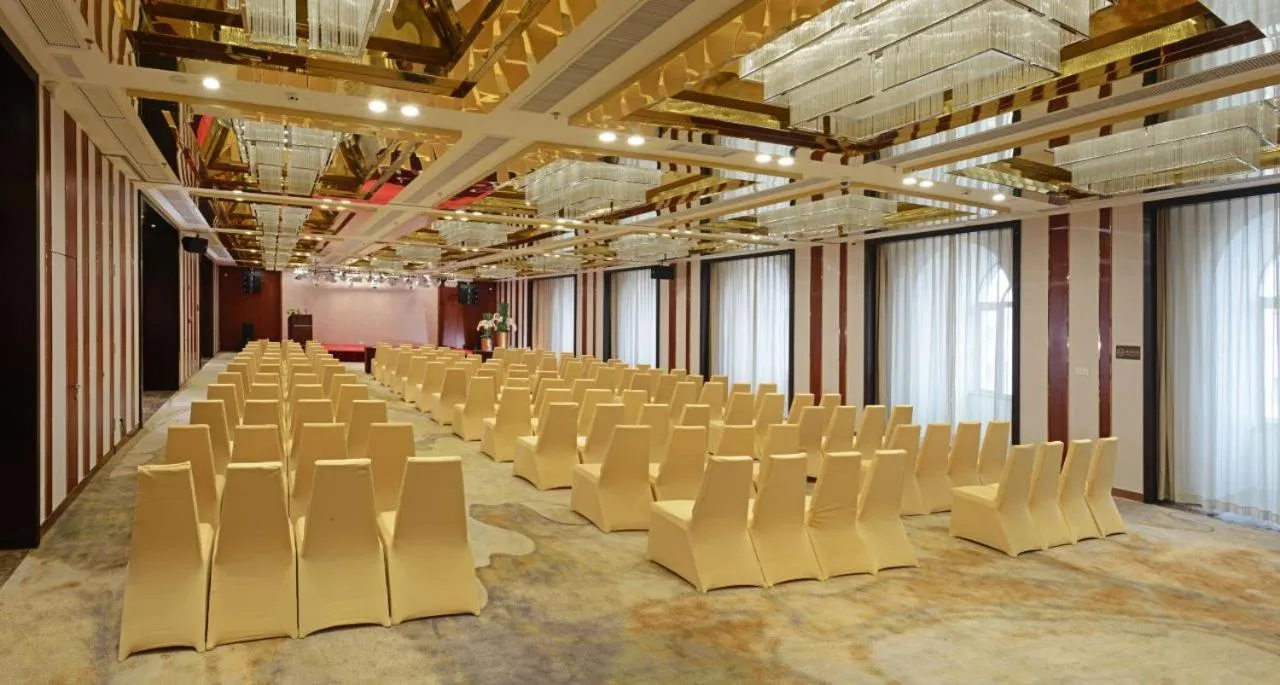 Menshine Gloria Plaza Hotel