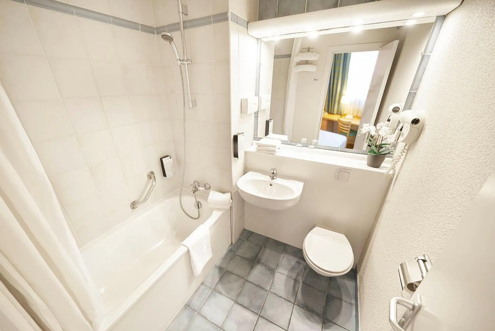 Shower in DC Hotel & Restaurant Brussels South