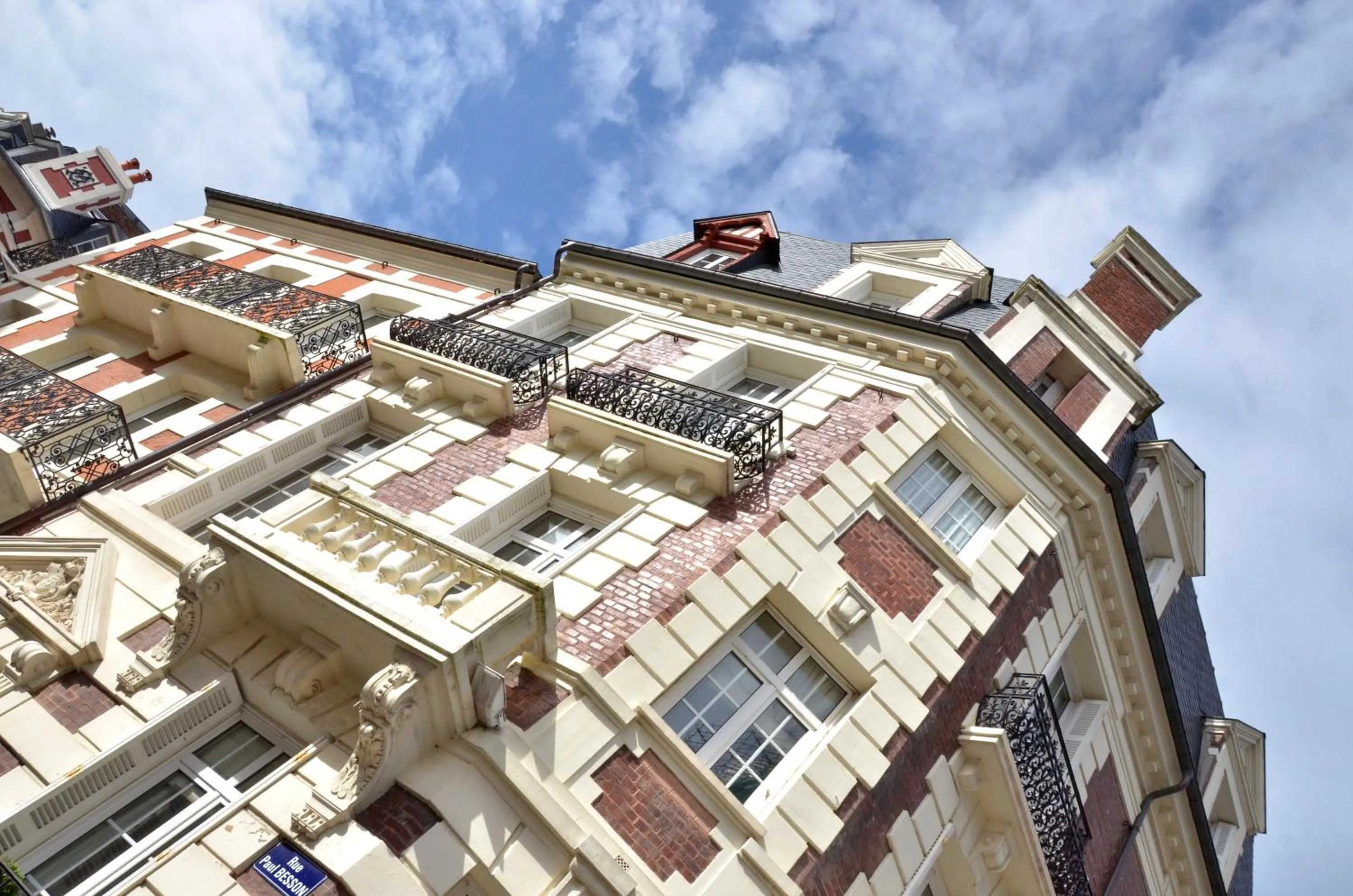 Property building in Hôtel Le Fer à Cheval