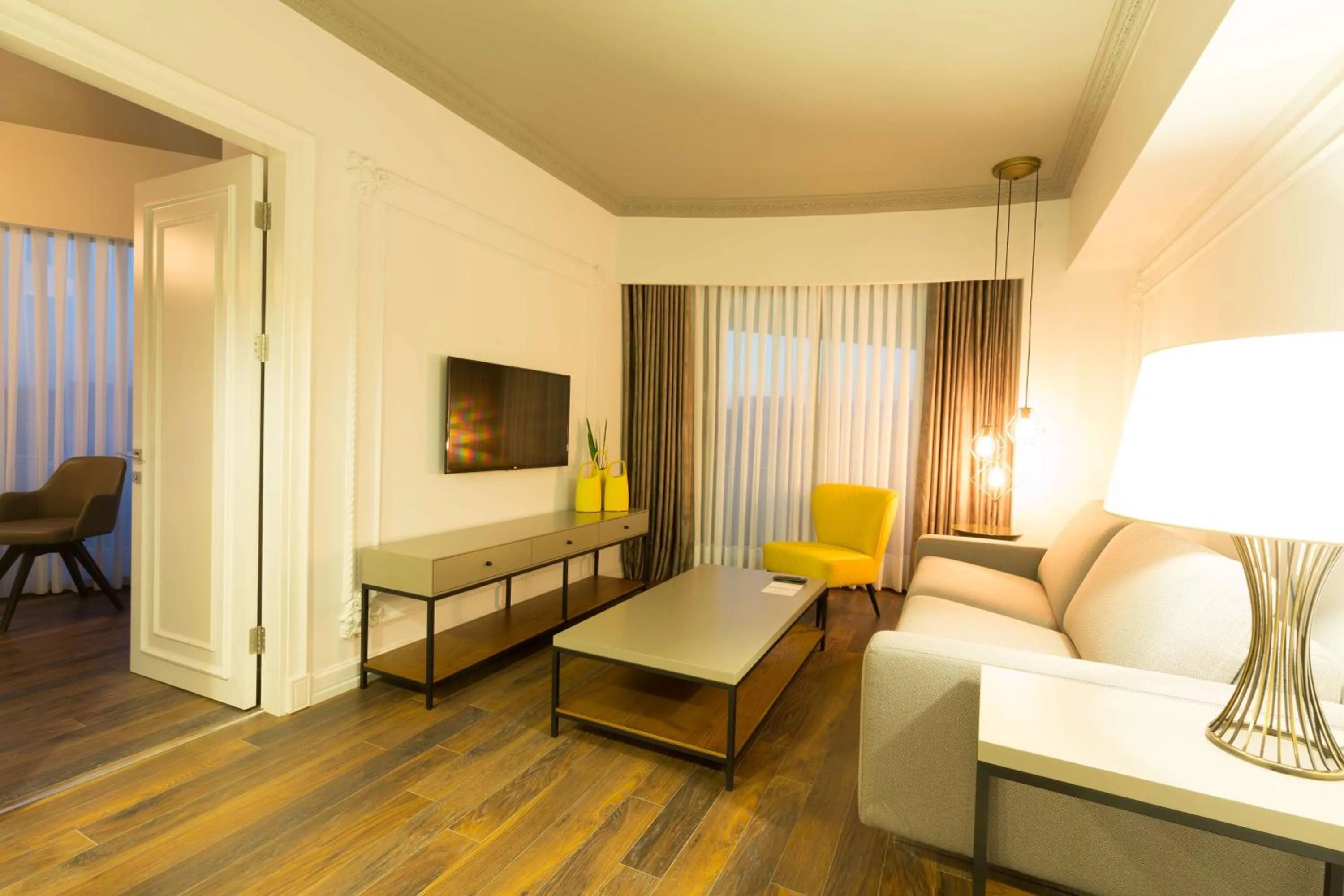 Living room, Bed in DoubleTree By Hilton Izmir Airport