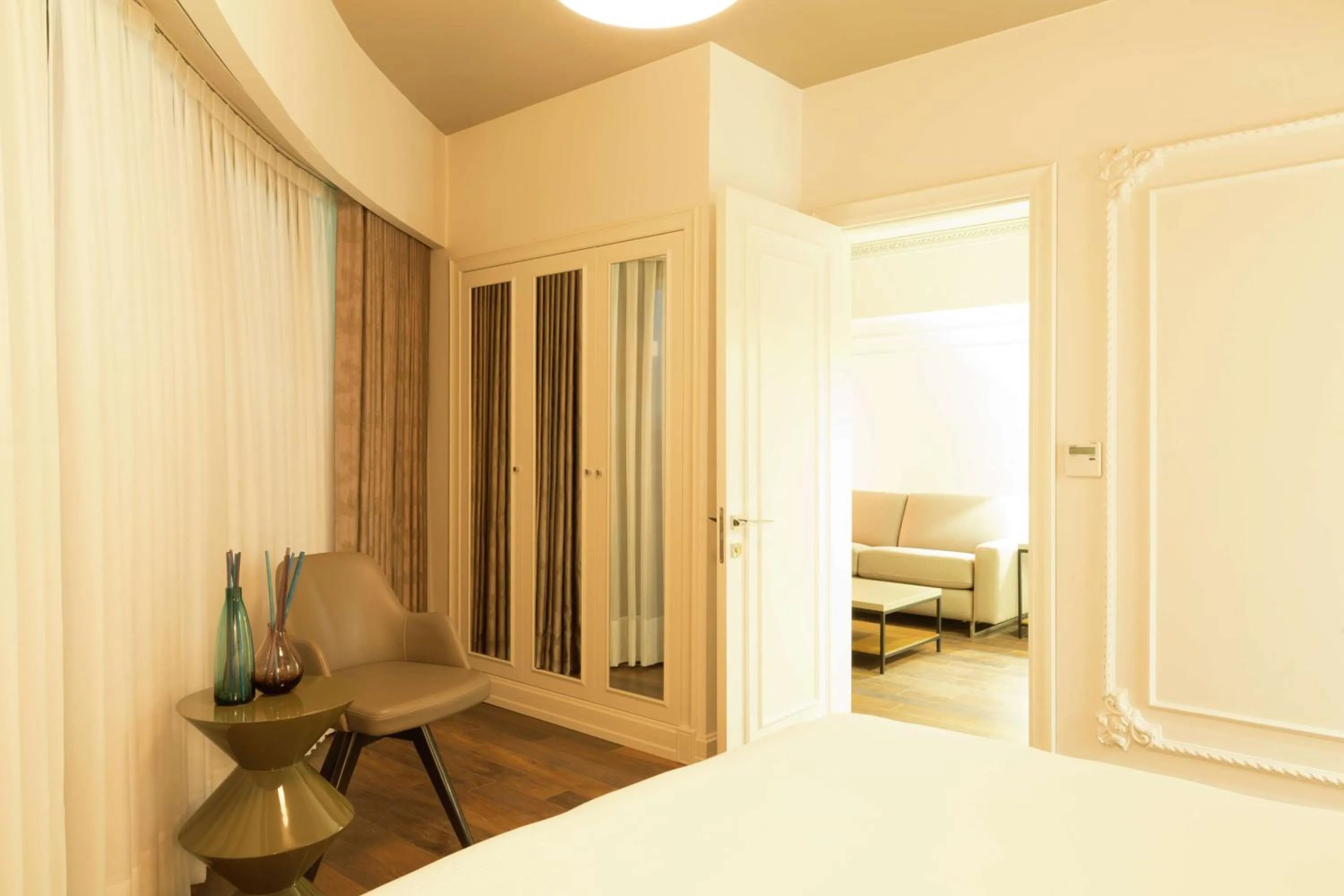 Living room, Bed in DoubleTree By Hilton Izmir Airport