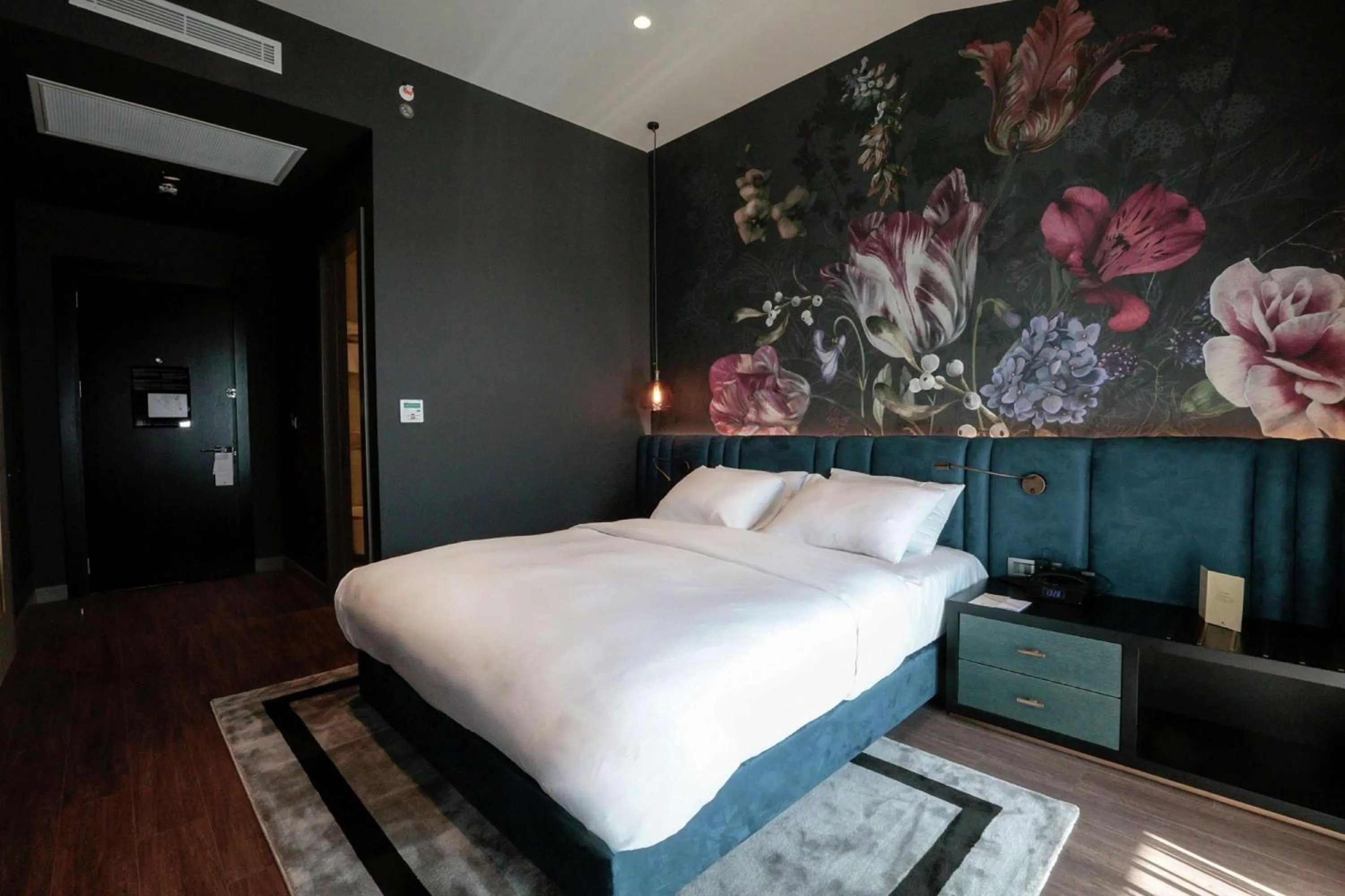 Bed in DoubleTree By Hilton Izmir Airport