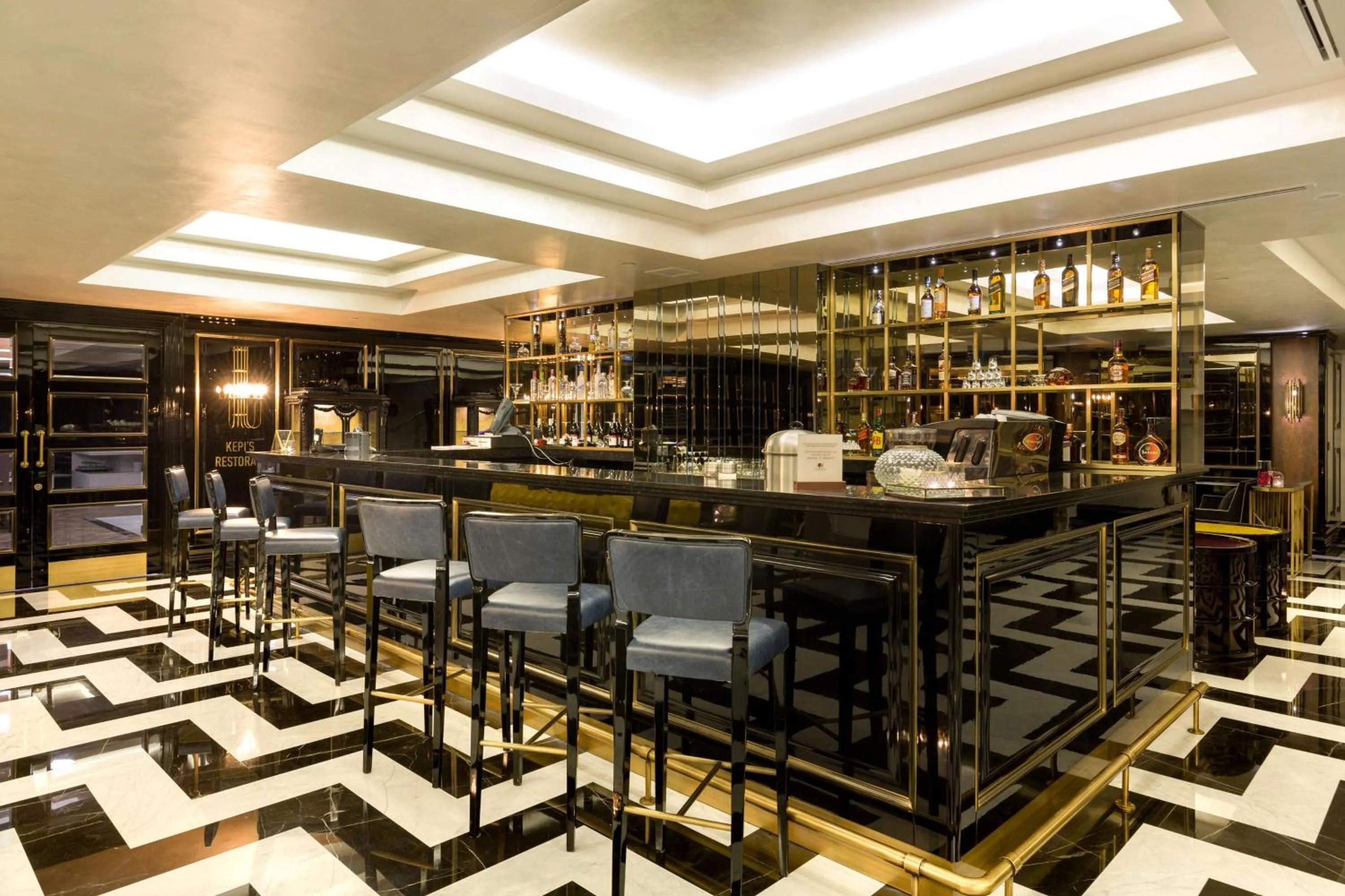 Lounge or bar in DoubleTree By Hilton Izmir Airport