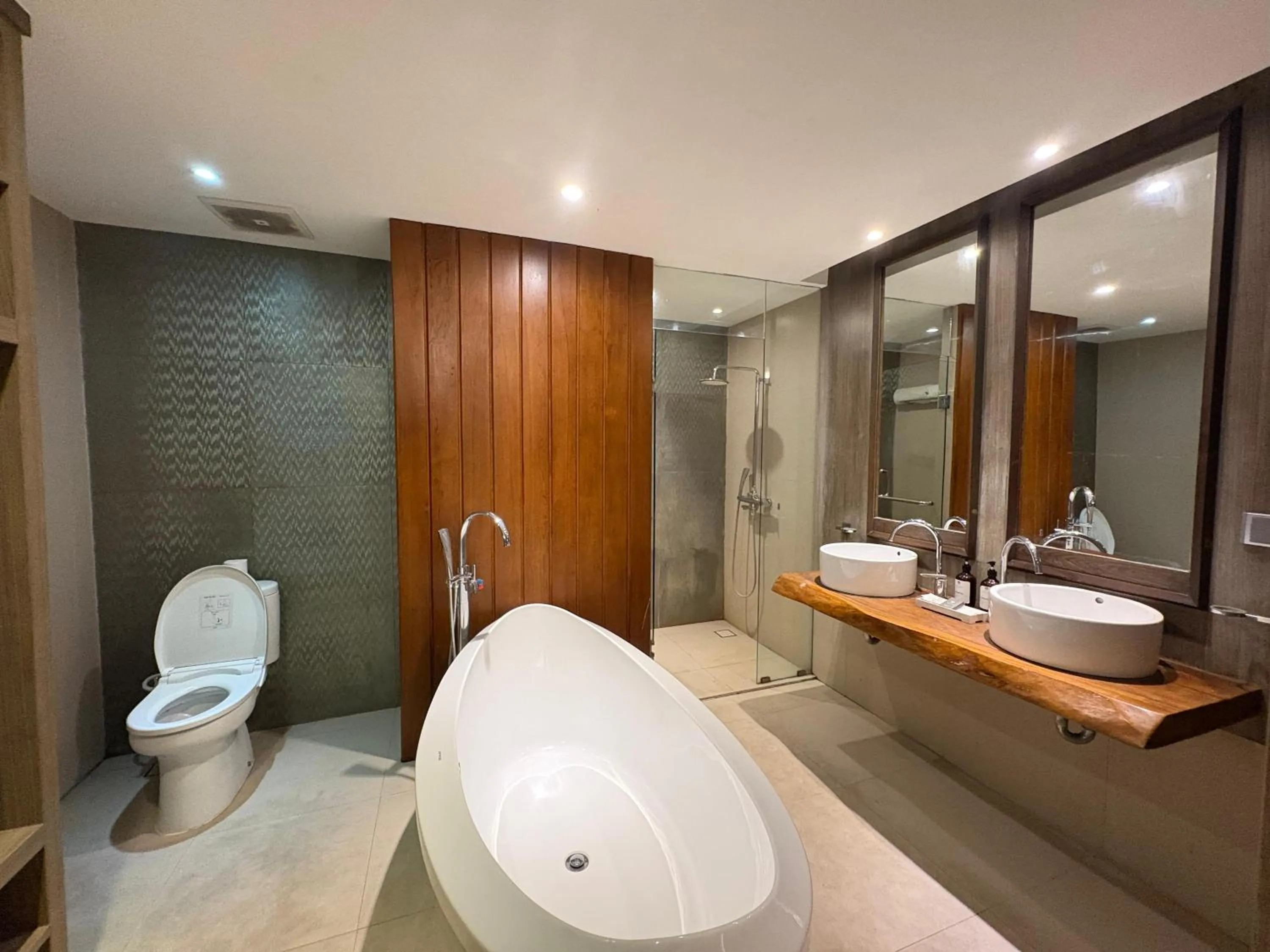 Shower in The Crystal Luxury Bay Resort Nusa Dua