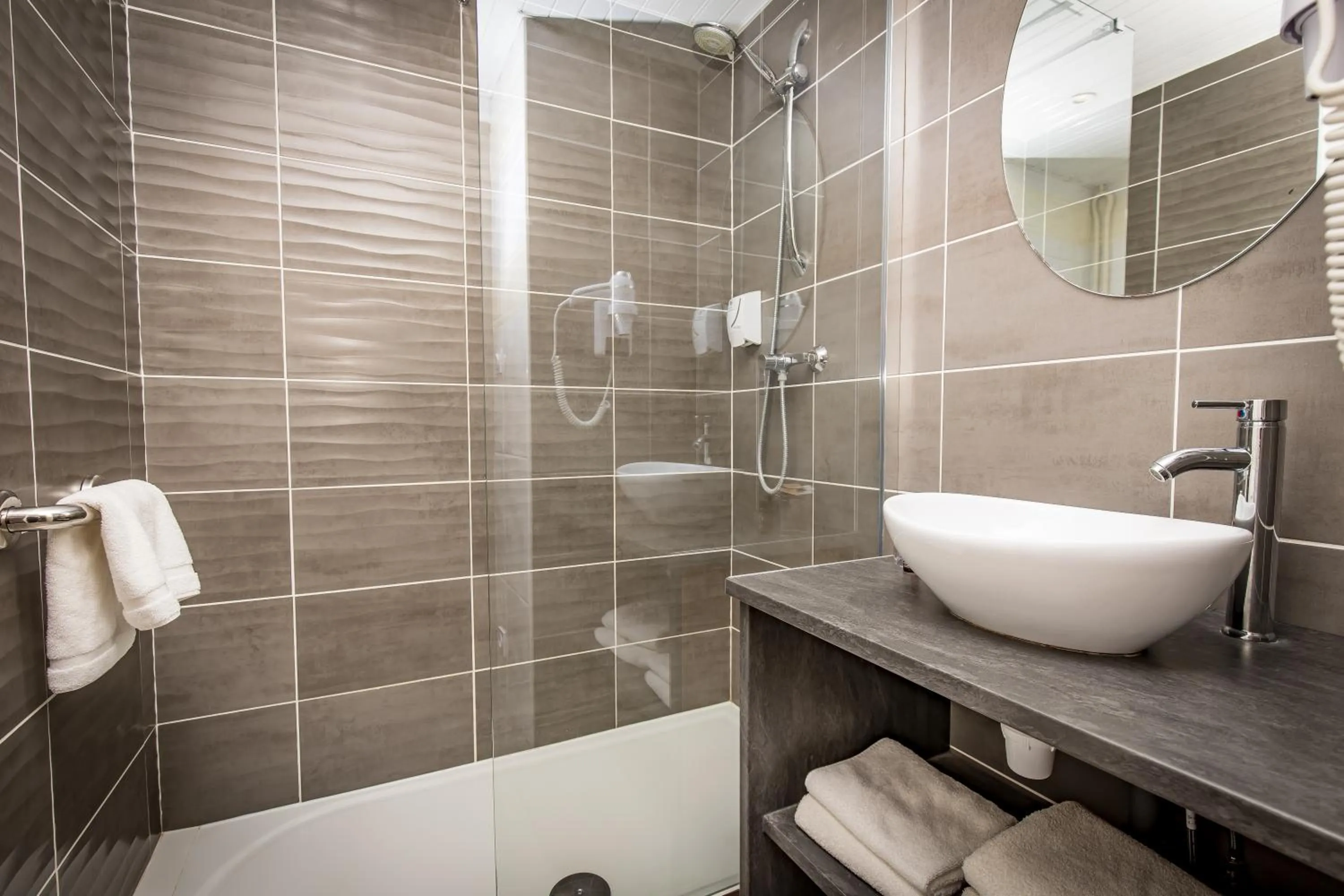 Shower in Hôtel De Brunville & Spa