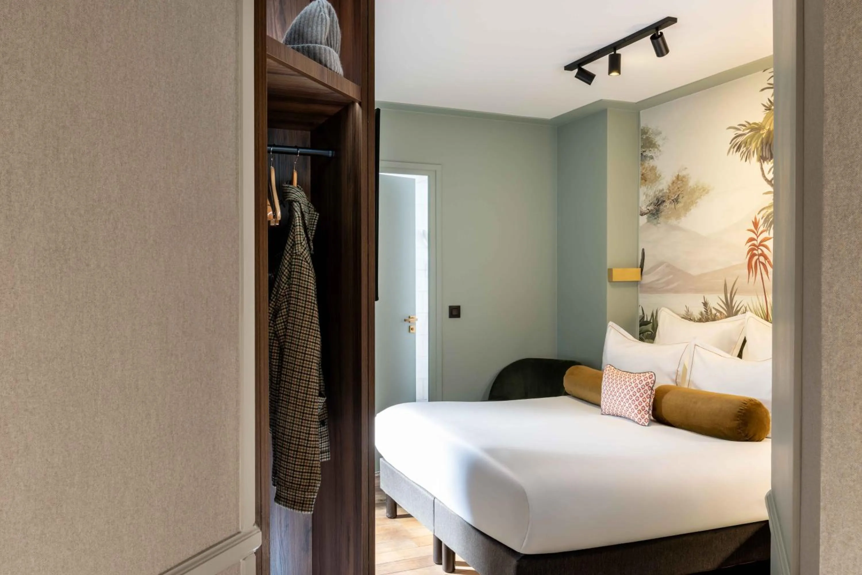 Bed in Les Jardins Du Luxembourg