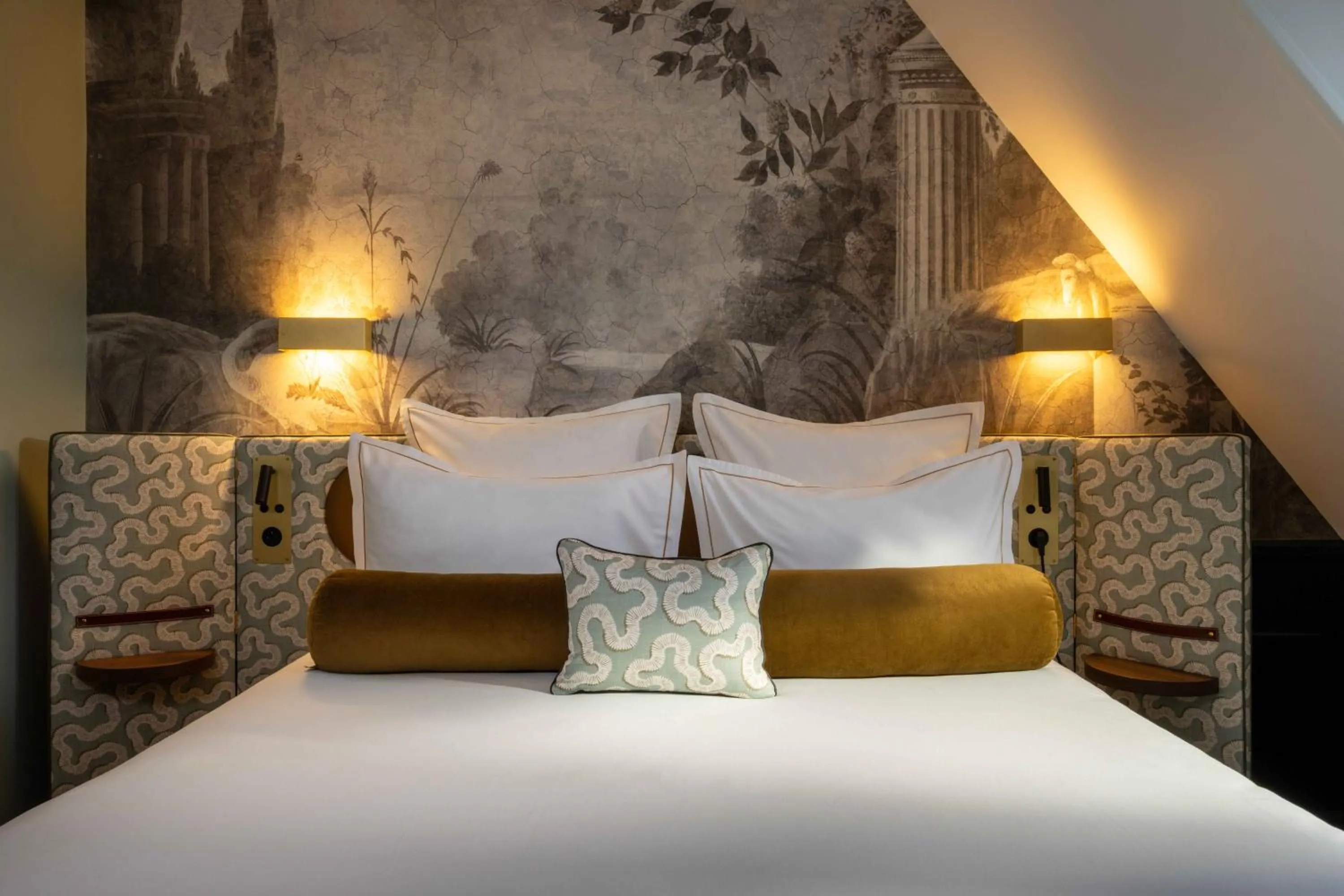 Bed in Les Jardins Du Luxembourg