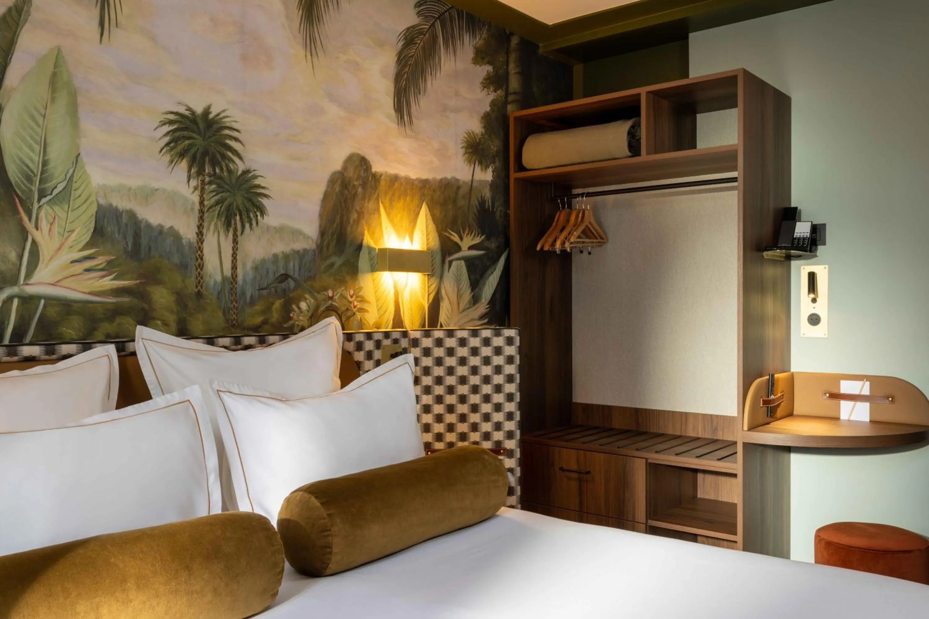 Seating area, Bed in Les Jardins Du Luxembourg