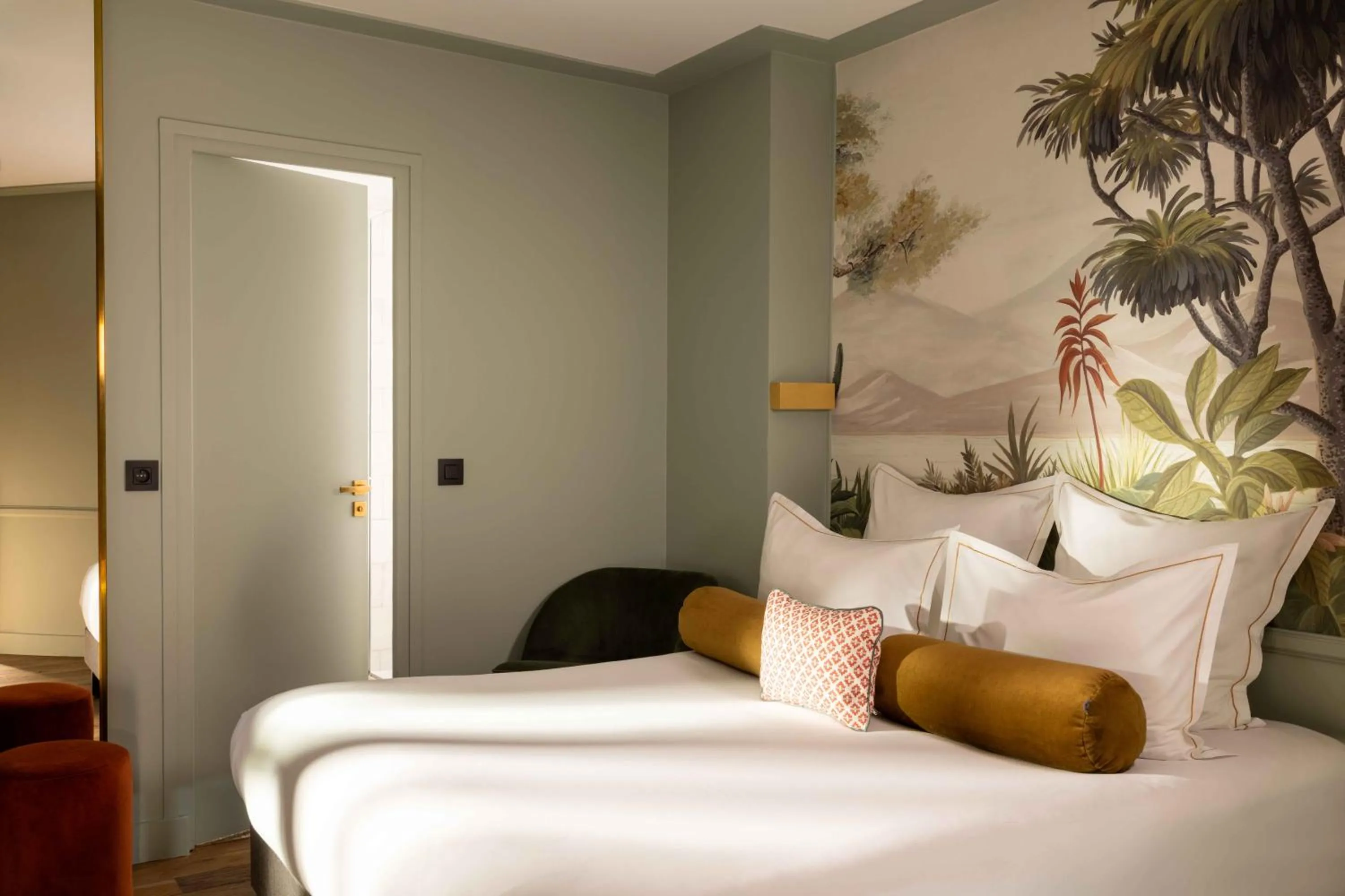 Bed in Les Jardins Du Luxembourg