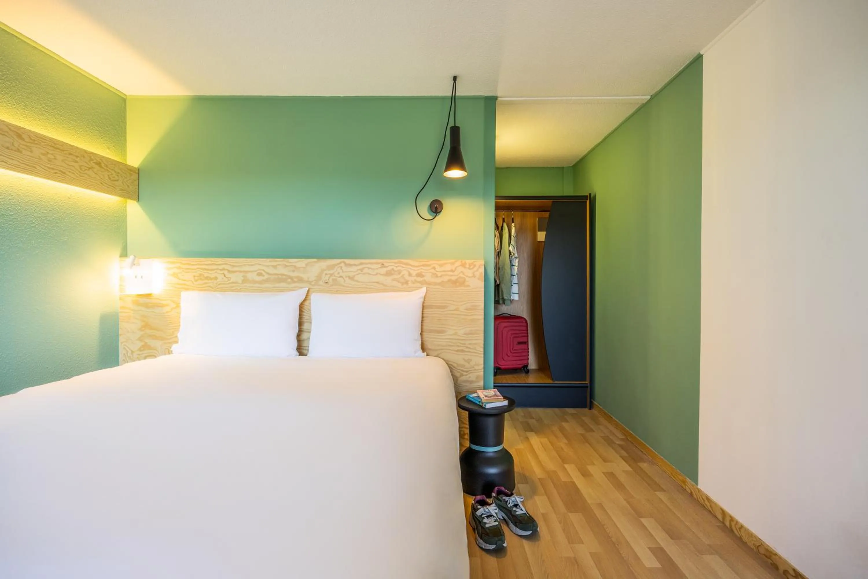 Photo of the whole room, Bed in greet Brussels Airport Zaventem