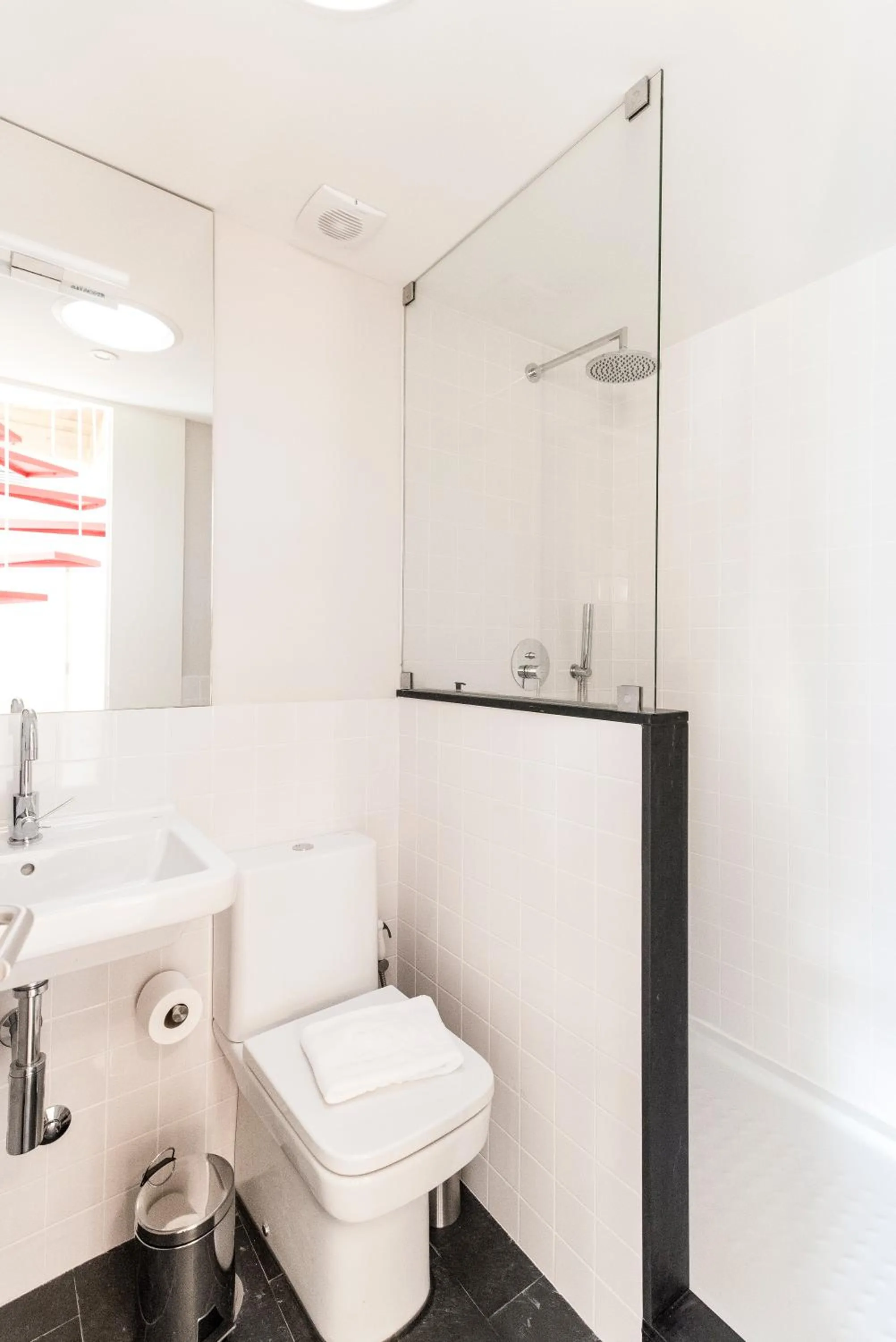 Shower in Oporto Trendy River