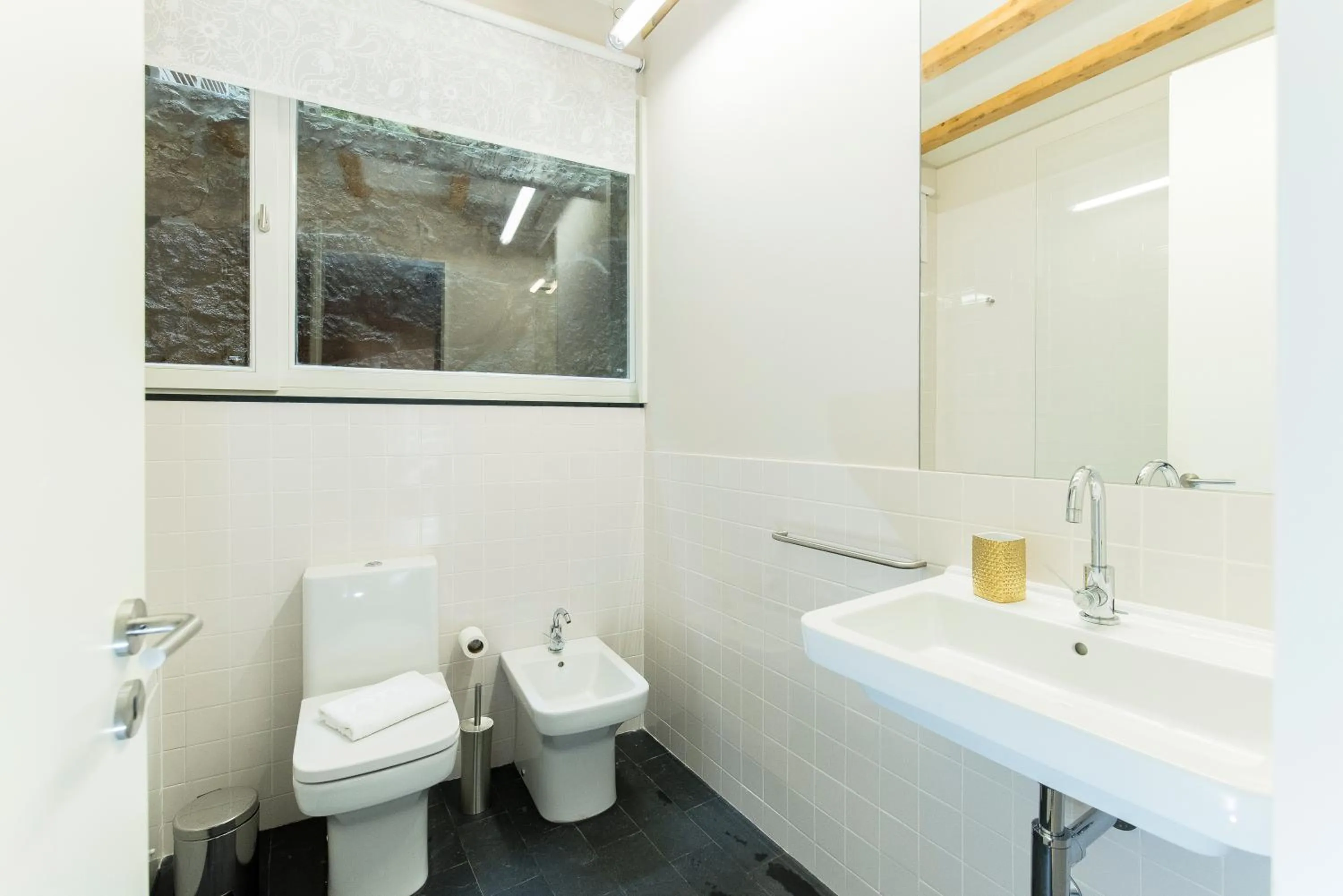 Bathroom in Oporto Trendy River