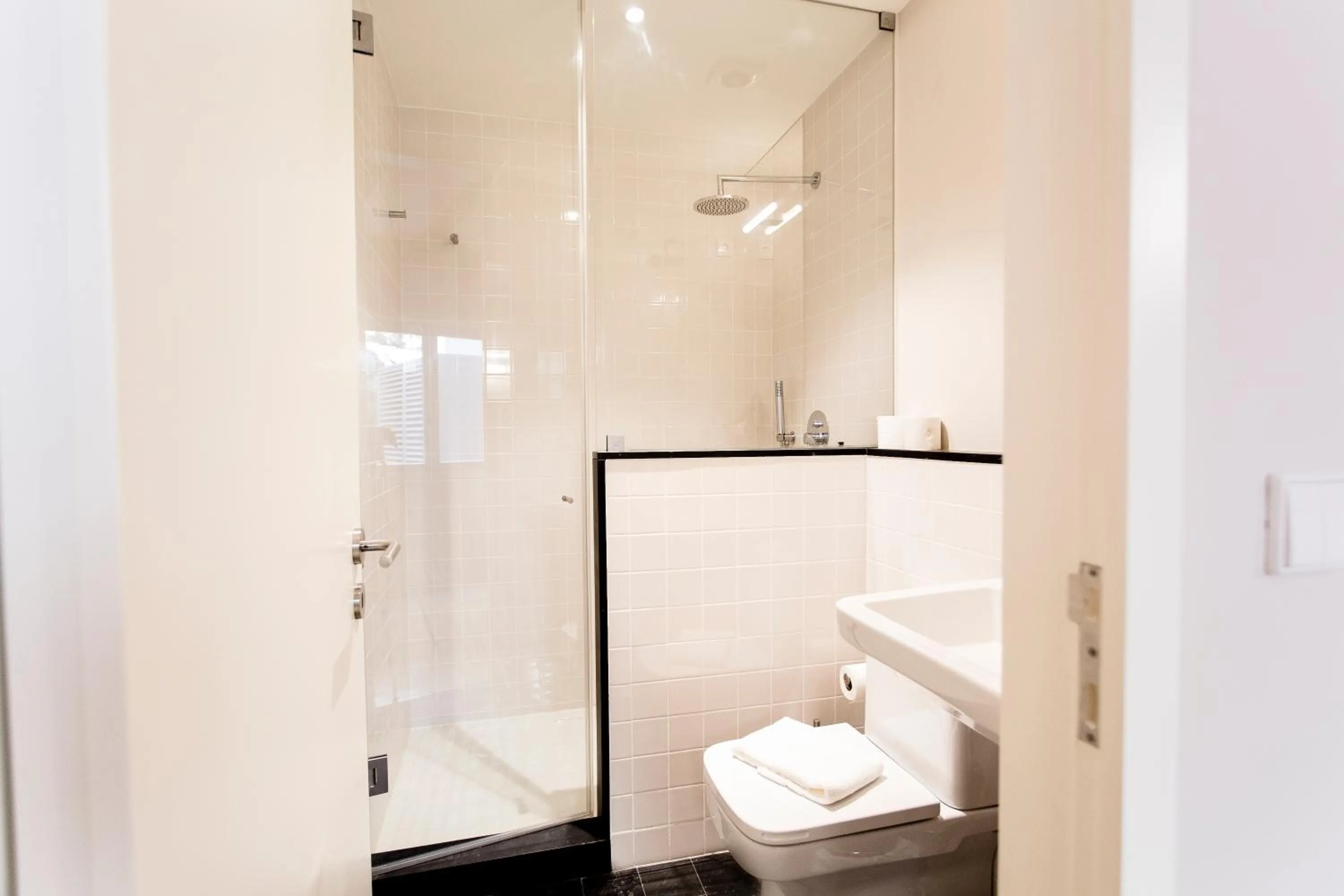 Bathroom in Oporto Trendy River